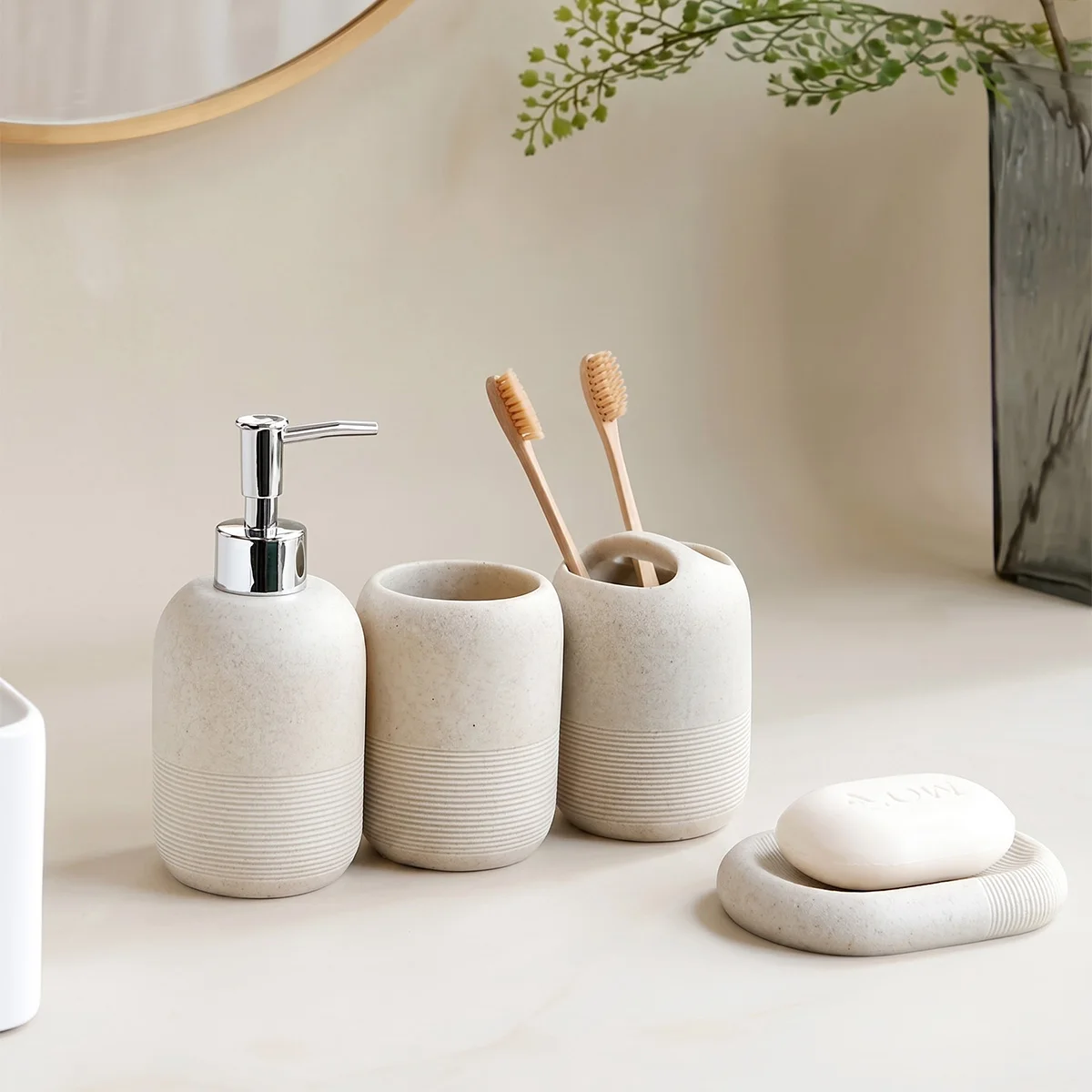 

Современный набор аксессуаров для ванной из песчаниковой смолы, 4 предмета: дозатор для лосьона и мыла, держатель для зубных щеток, мыльница и стакан.