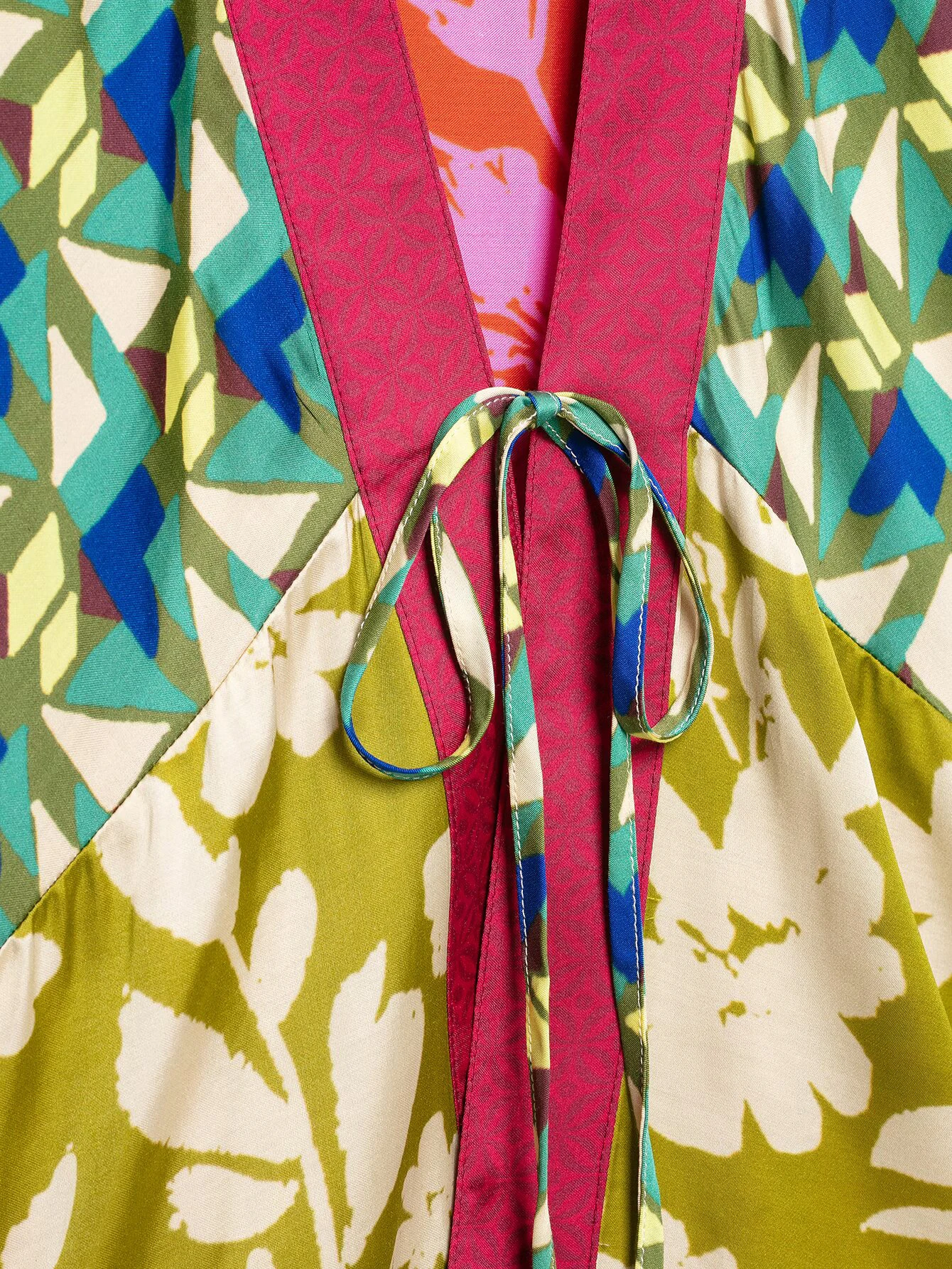 Sommerliches Damen-Set mit tiefem V-Ausschnitt, sieben Viertelärmeln, geblümtem und gestreiftem Print, Jacke und Wickelrock mit mittelhohem Bund. – Detail 12