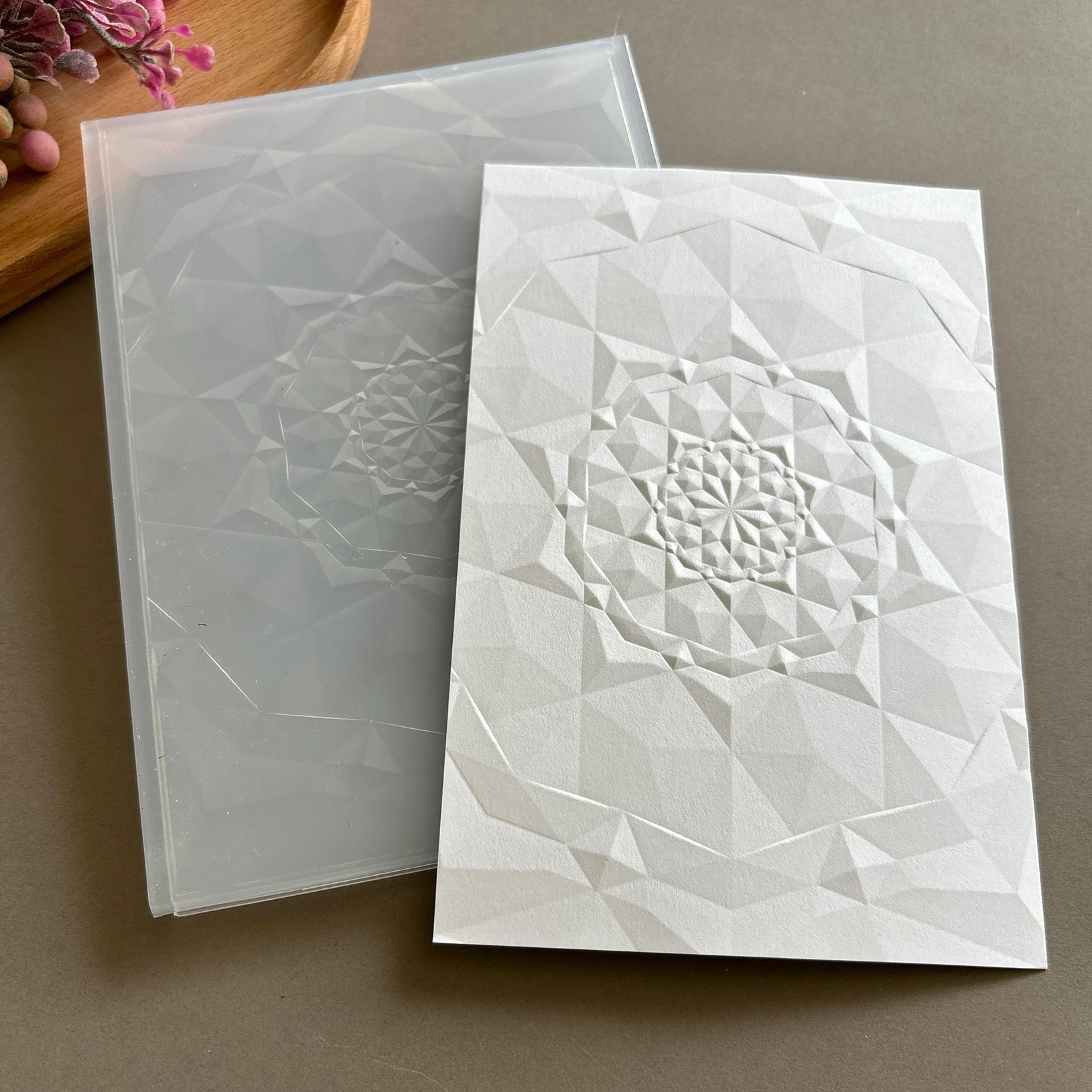 Diseña una carpeta en relieve 3D con un fuerte sentido del arte: estampados geométricos sobre papel y plástico, plástico duradero, blanco, festivo