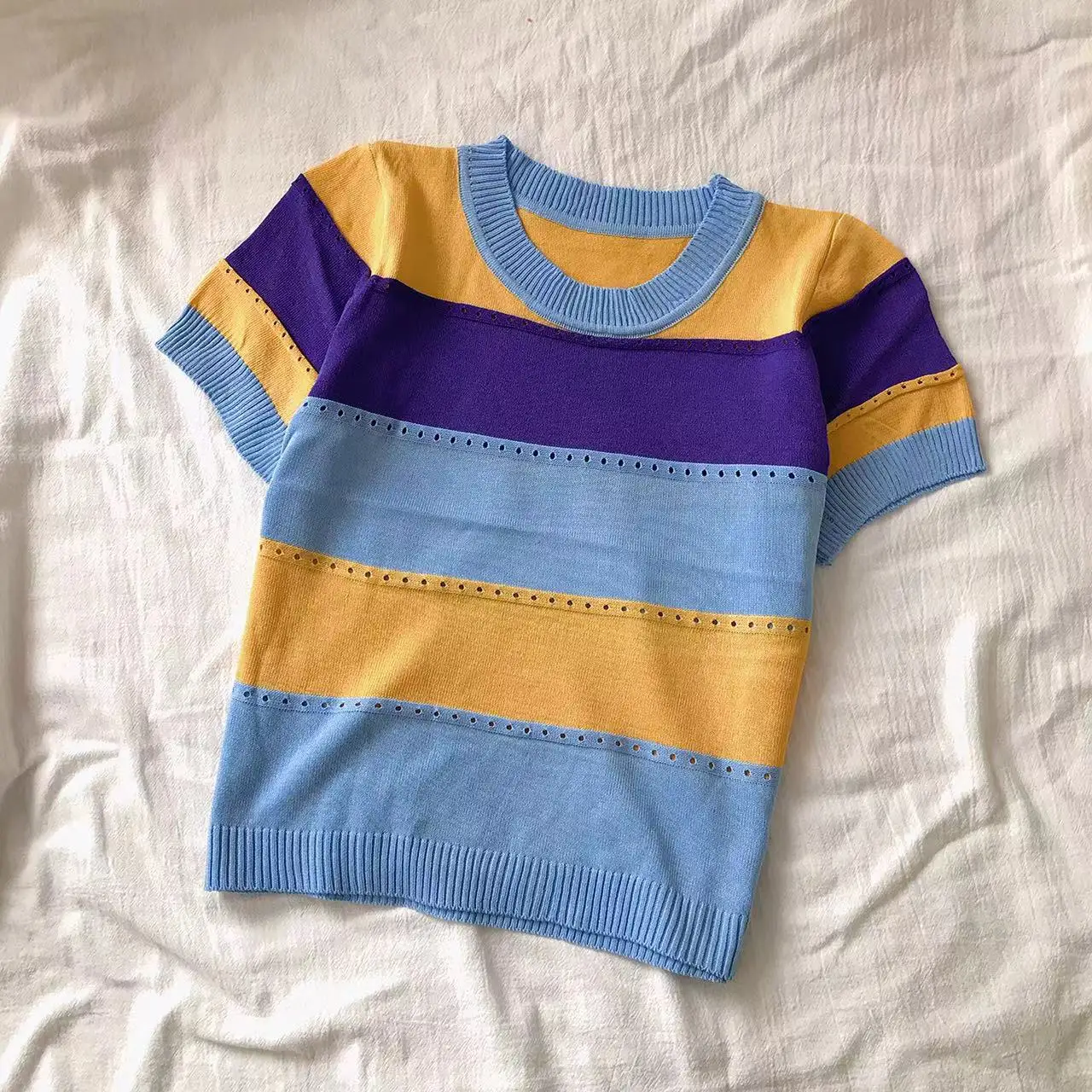 เสื้อสเวตเตอร์คอวีแขนสั้นลายทางสีรุ้งแบบโปร่ง รุ่นใหม่ปี 2026 เสื้อถักอเนกประสงค์สำหรับฤดูใบไม้ผลิและเสื้อผ้าผู้หญิง