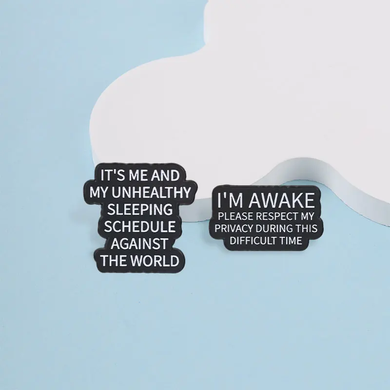 Schwarzer Text-Meme-Emaille-Anstecker „Ungesunder Schlafplan und ich bin wach“, lustiger Insomnie-Humor, Metallbrosche für Nachtschwärmer – Detail 5