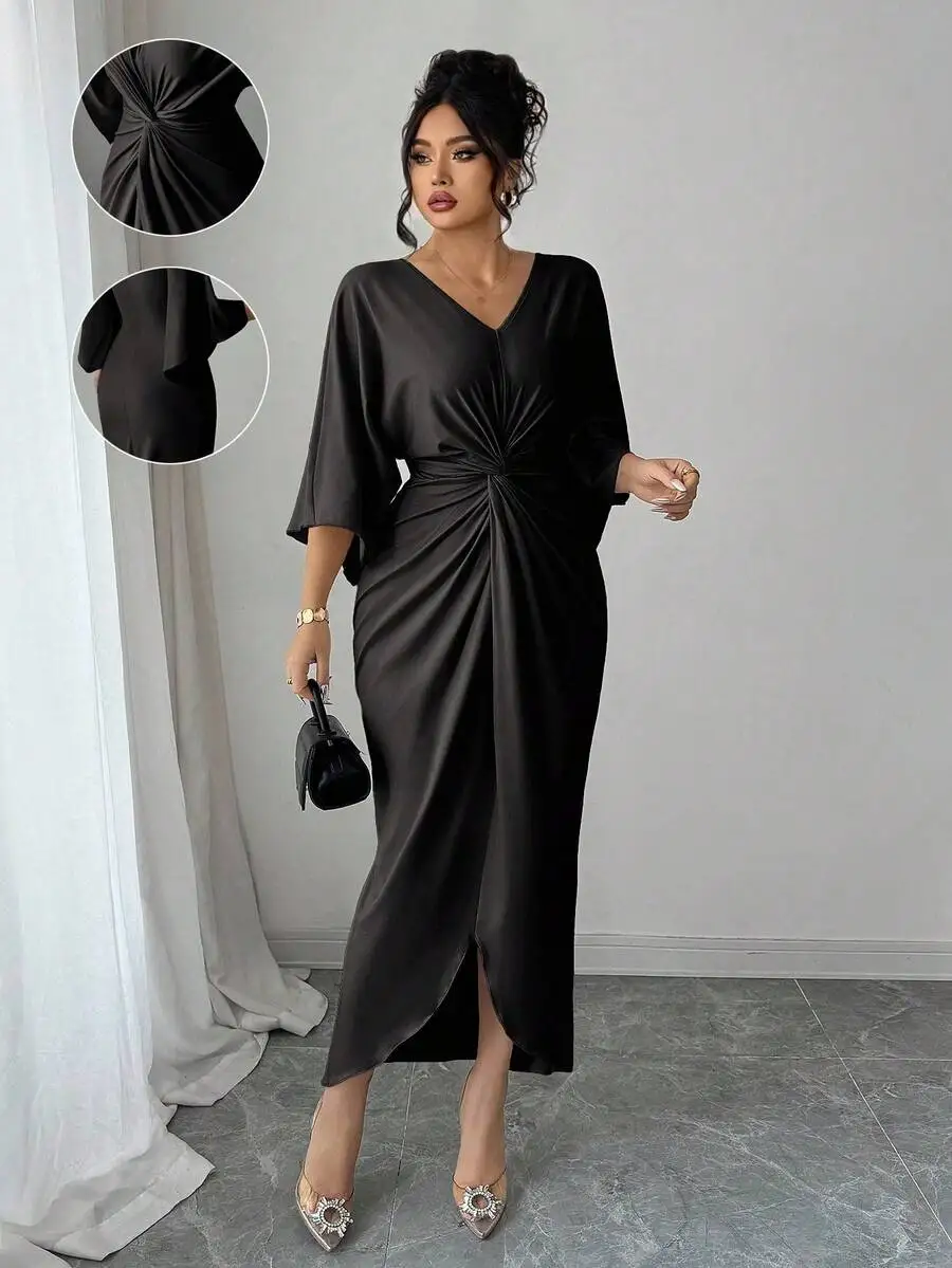 

Черное облегающее платье с V-образным вырезом, зауженной талией, боковым разрезом и рукавами-крылышками