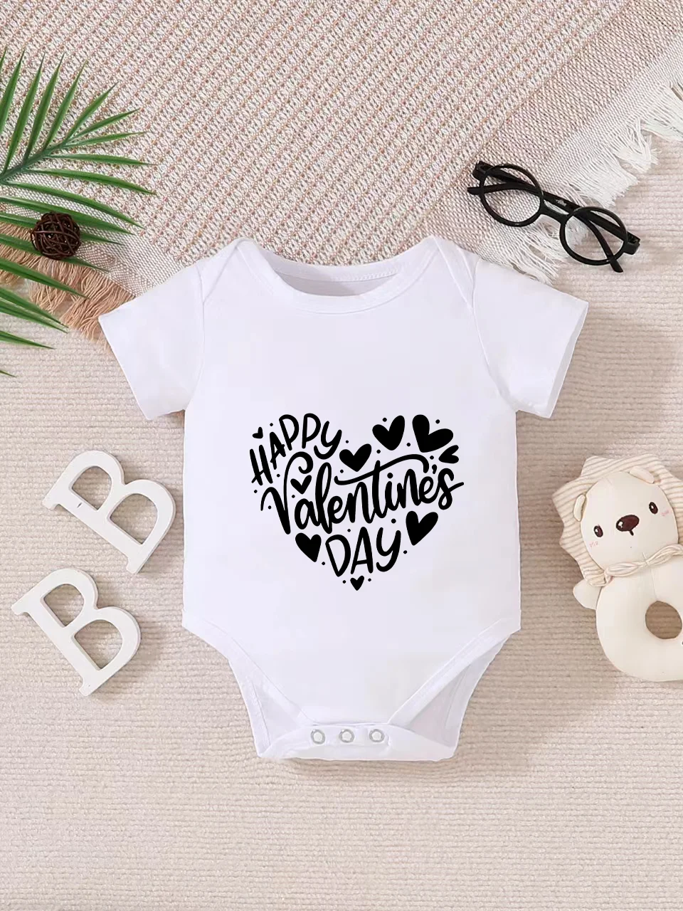 Baby short-sleeved triangle bodysuit, fun letter print, button design, easy to care for, suitable for new parents.