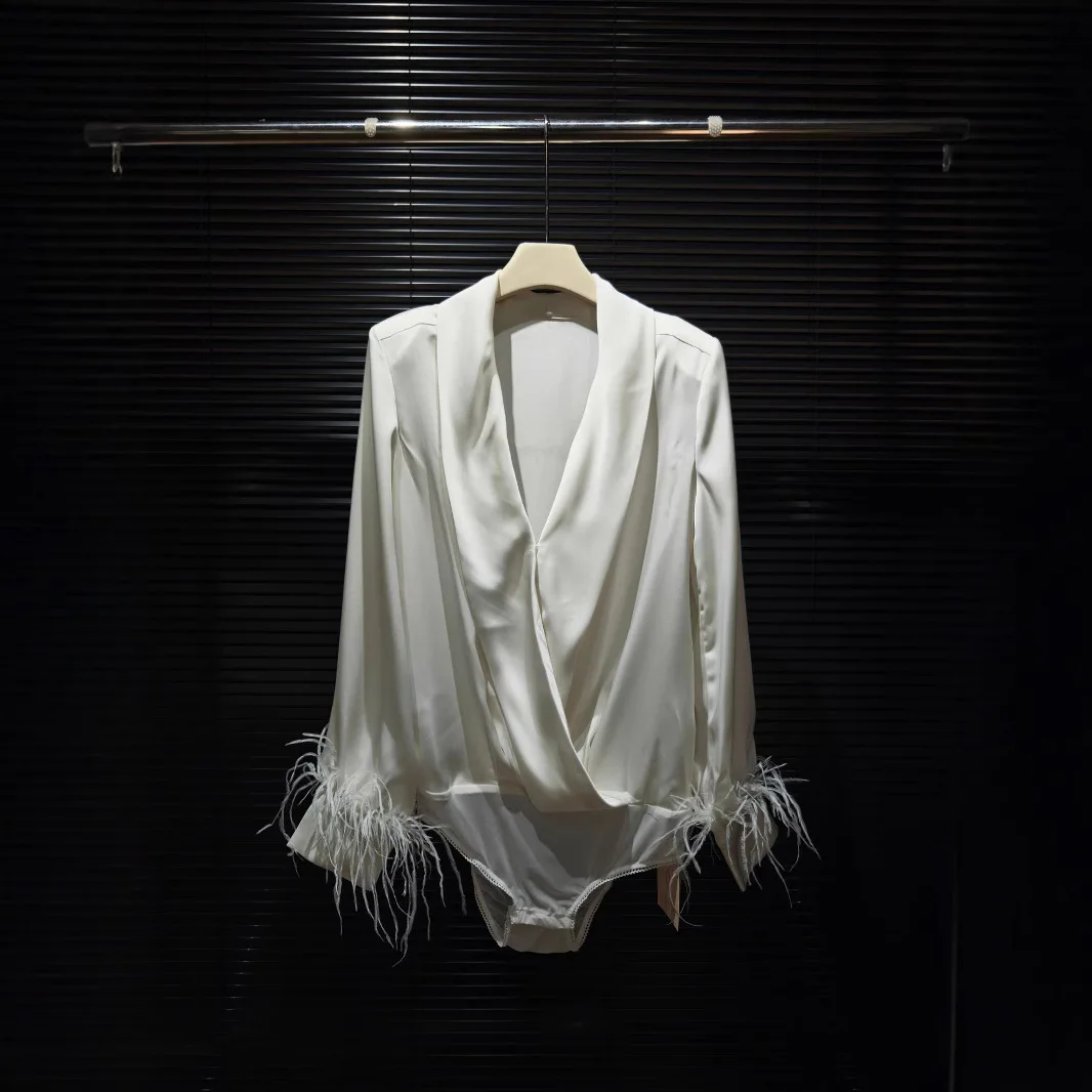 

Элегантное белое женское белье Ele White: комплект из двух предметов с V-образным вырезом, осенняя коллекция 2024, соблазнительные шорты с низкой талией