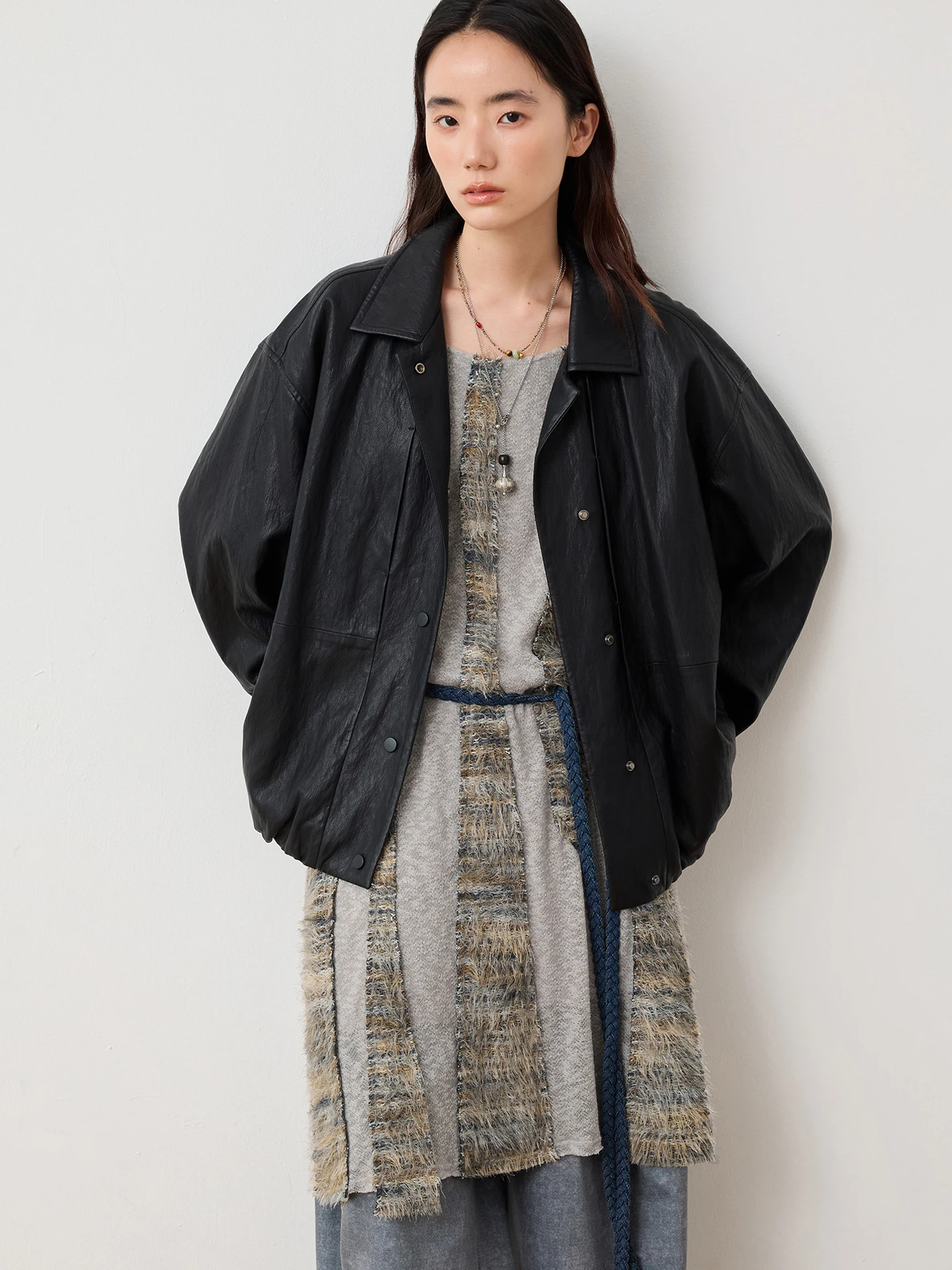 Kurtka skórzana Octopusme Bla damska, krótka, ze stójką, odzież wierzchnia, wiosenna, modna, dojazdy do pracy, luźny krój, regularny rękaw.