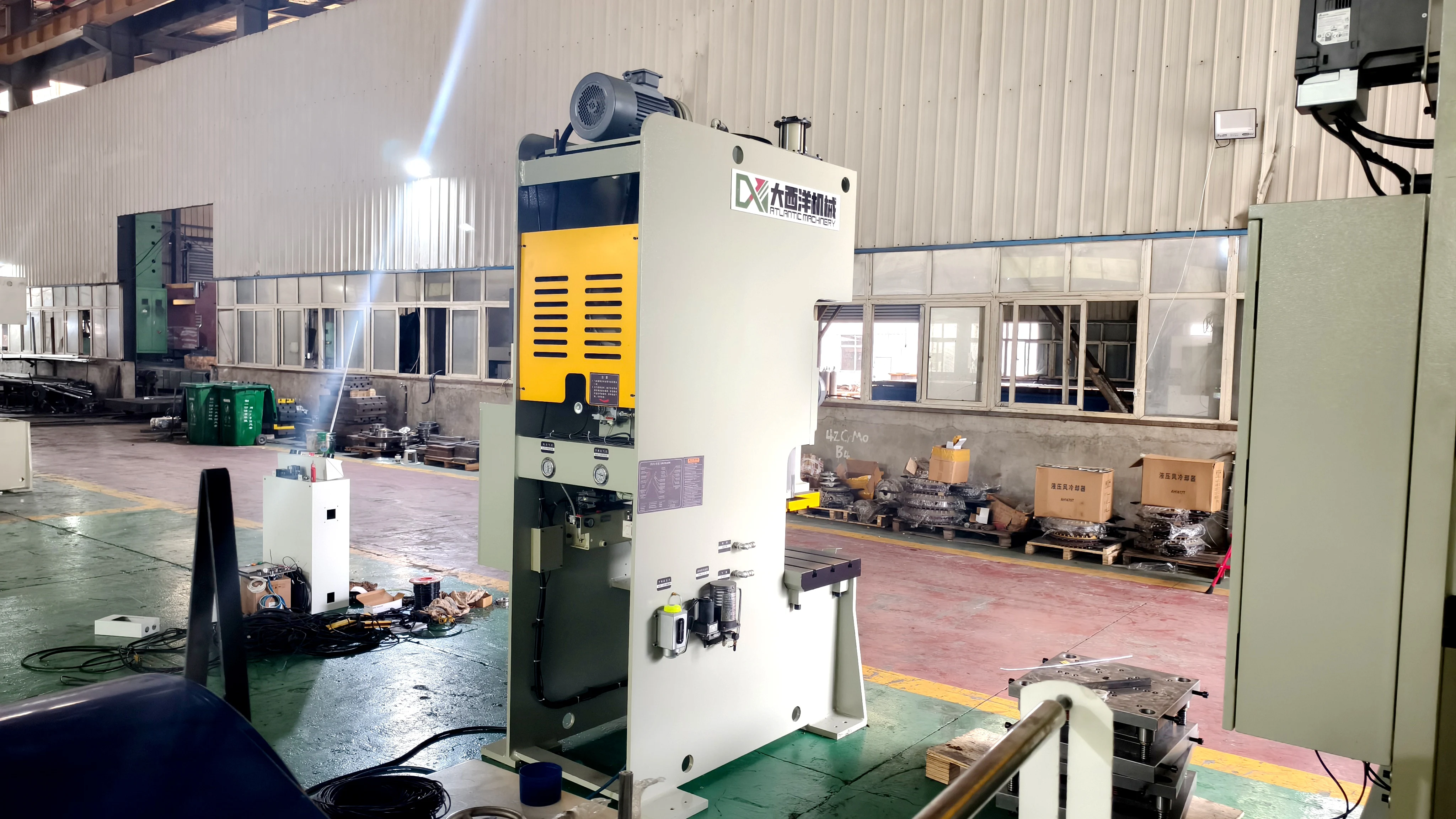 تصنيع 45 طن APA C نوع آلة التثقيب الهوائية قابل للتعديل الصفائح المعدنية CNC ثقب آلة ضغط الطاقة