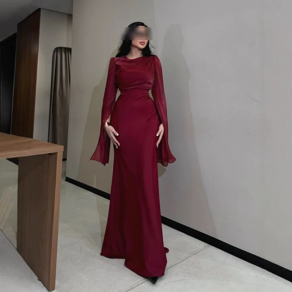 ชุดราตรีผ้าซาตินสีพื้นยาวทรงเข้ารูปสไตล์ตะวันออกกลาง ประดับด้วยผ้าคลุมสะโพก ดีไซน์ใหม่แฟชั่นฤดูใบไม้ร่วงและฤดูหนาวปี 2025 สไตล์ไฮสตรีท