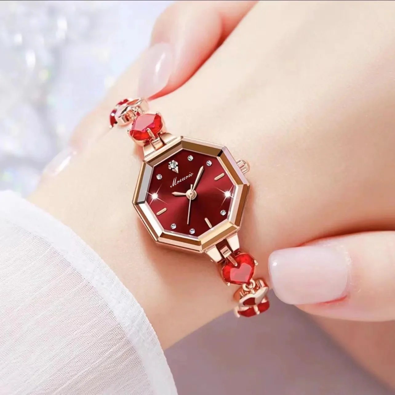 New hot selling women's watches, bracelets, light luxury jewelry, heart-shaped quartz watches