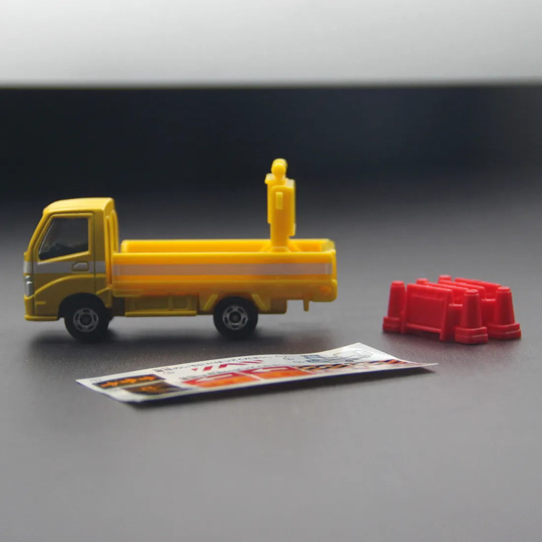 Original TAKARA TOMY Tomica No.82 Road Safety Equipment Transport Truck Diecast Alloy Model with Opening Tailgate & Suspension C