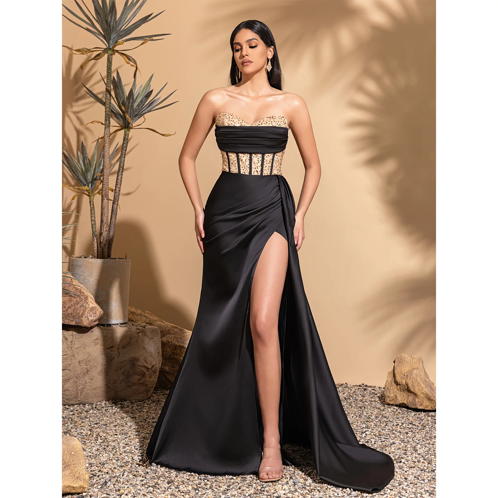 

Атласная утягивающая талия, строчка с пайетками, складки на груди, юбка свадебного платья длиной до пола с разрезом