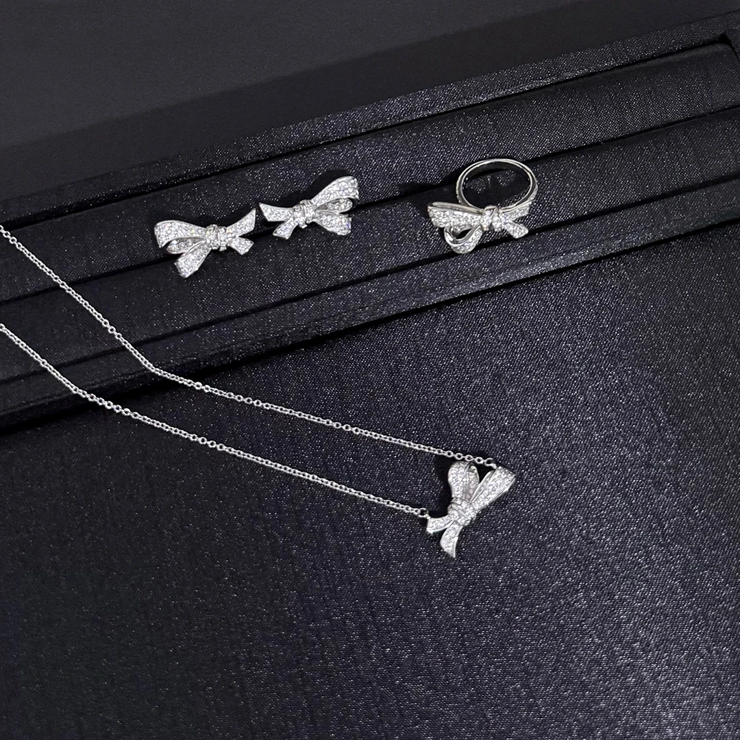 

Классическое колье с бантом, украшенным бриллиантами, серьги-бантики, кольцо-бантик. Изысканный модный подарок