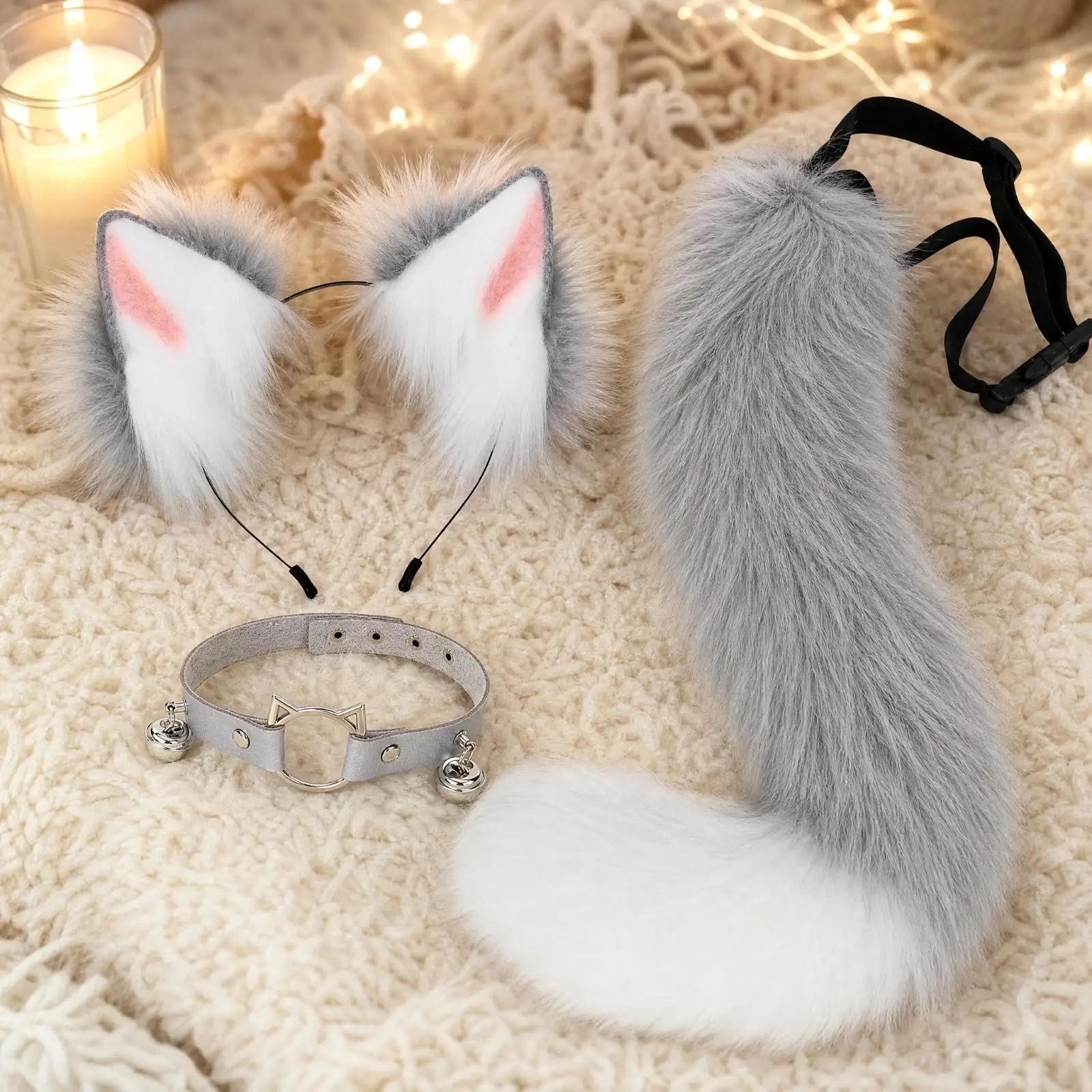 Diadema con orejas de gato y cola, con un adorno metálico con forma de cara de felino, ideal para fiestas de disfraces, convenciones de cosplay y Halloween.
