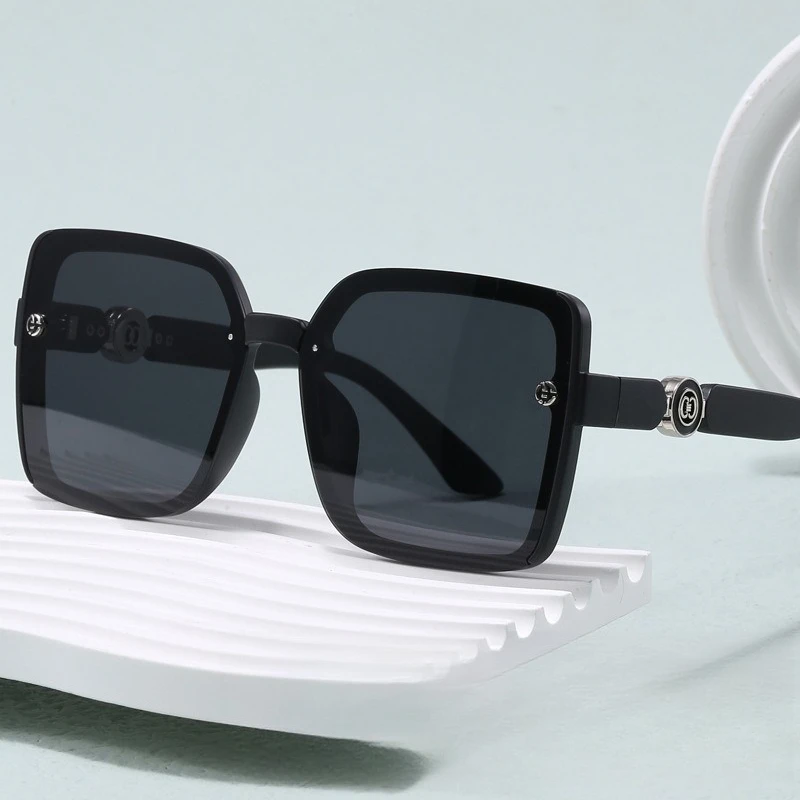 

​​2025 Square Polarized Sunglasses Women, UV400 Oversized Face Slimming Retro Luxury K-Style Street Fashion​​