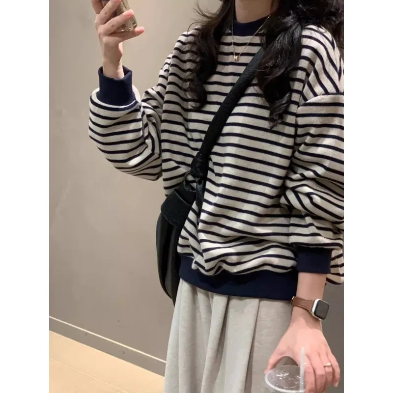 เสื้อสเวตเตอร์ลายทางสีกรมท่าสไตล์เรโทรสำหรับผู้หญิง ดีไซน์หลวมๆ ผ้ากำมะหยี่ เหมาะสำหรับฤดูใบไม้ร่วงและฤดูหนาว