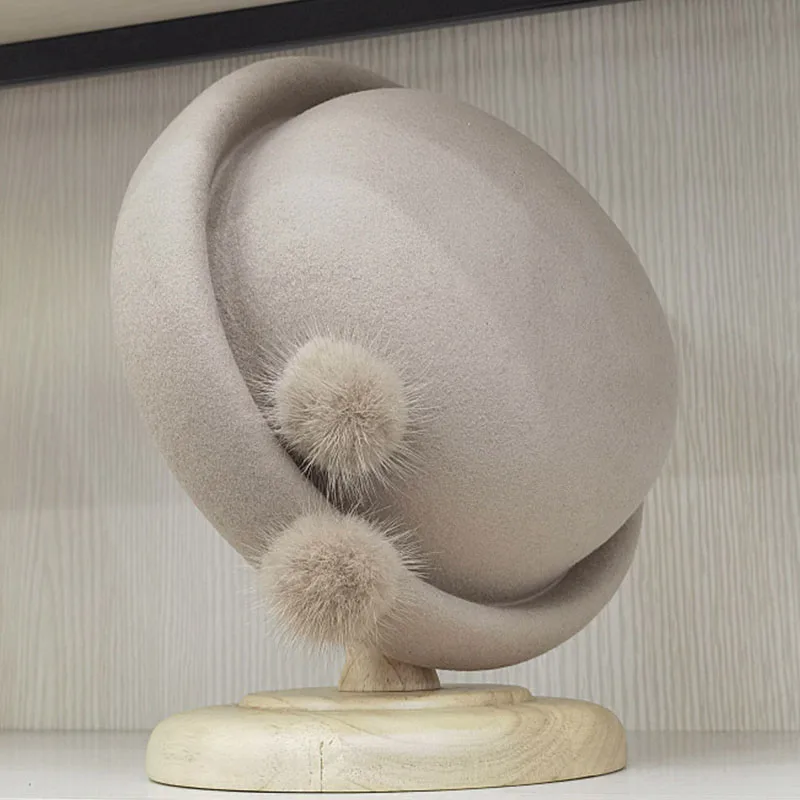Designerki fascynatorowe Beret z prawdziwą futrzana kulka elegancka wełniana filcowa czapka zimowa kaszkiet okazji ślubu kapelusz Fedora na głowę