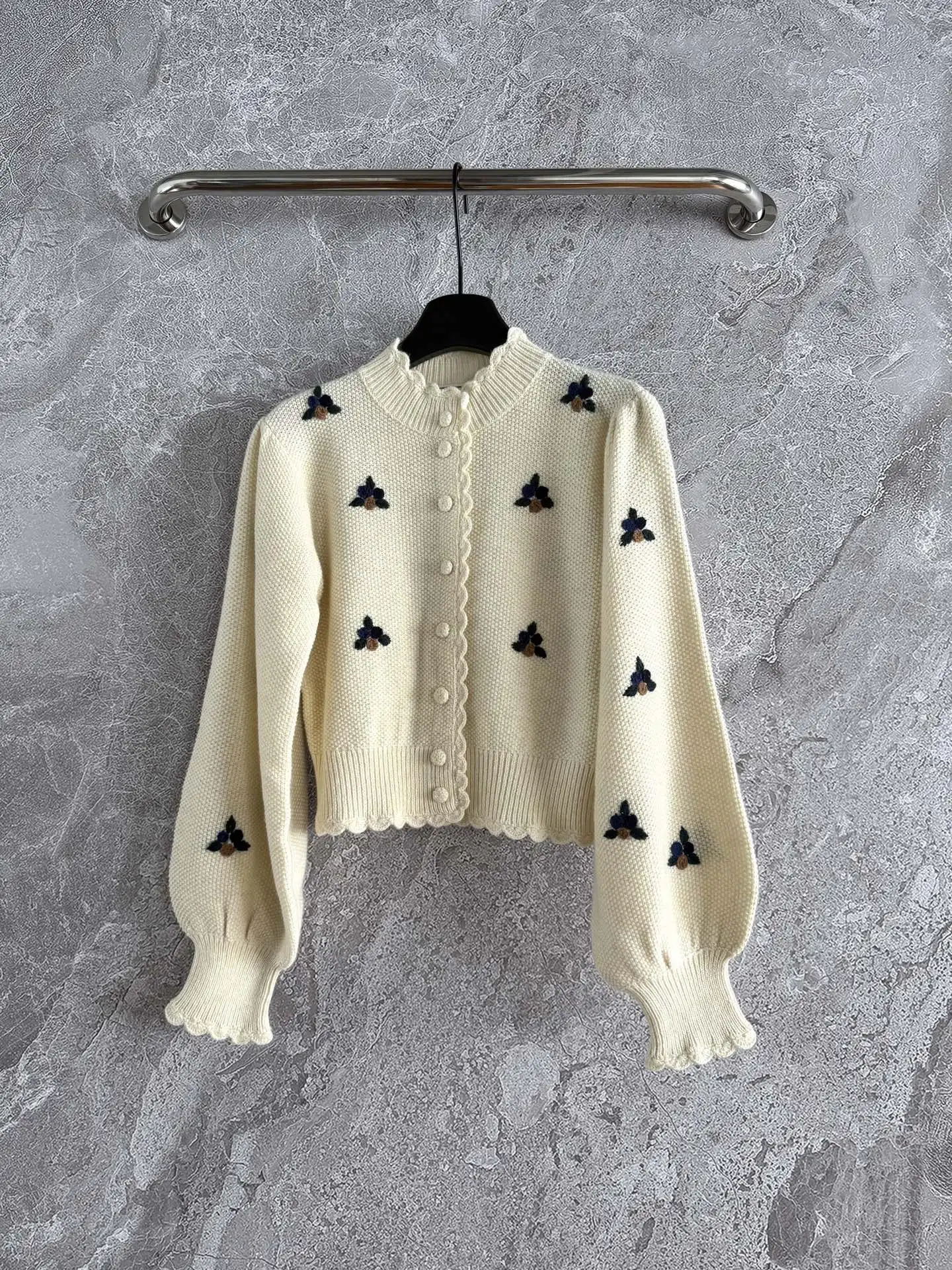 

Women Embroidery Flower Single Breasted Long Sleeve Knitted Cardigan Sweater