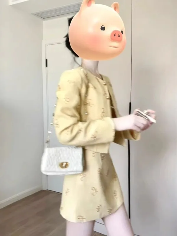 

Элегантный комплект из двух предметов: жакет и юбка с бантом. Модный весенний образ для женщин. Удобный костюм из смесового хлопка.