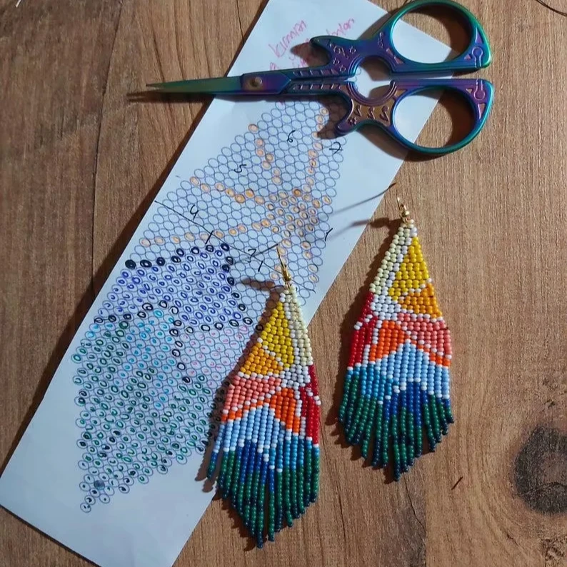 

ZGMXR Серьги из рисовых бусин Геометрия Симметрия Богемия Солнце Градиент цвета Ручной работы из сплава Модные простые серьги из бисера с кисточками