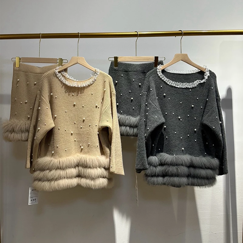 เสื้อสเวตเตอร์ไหมพรมสองชิ้นประดับลูกปัดสำหรับผู้หญิง ฤดูหนาว ปี 2025 พร้อมกระโปรงและเสื้อคลุมขนสุนัขจิ้งจอกแท้สำหรับฤดูใบไม้ร่วง