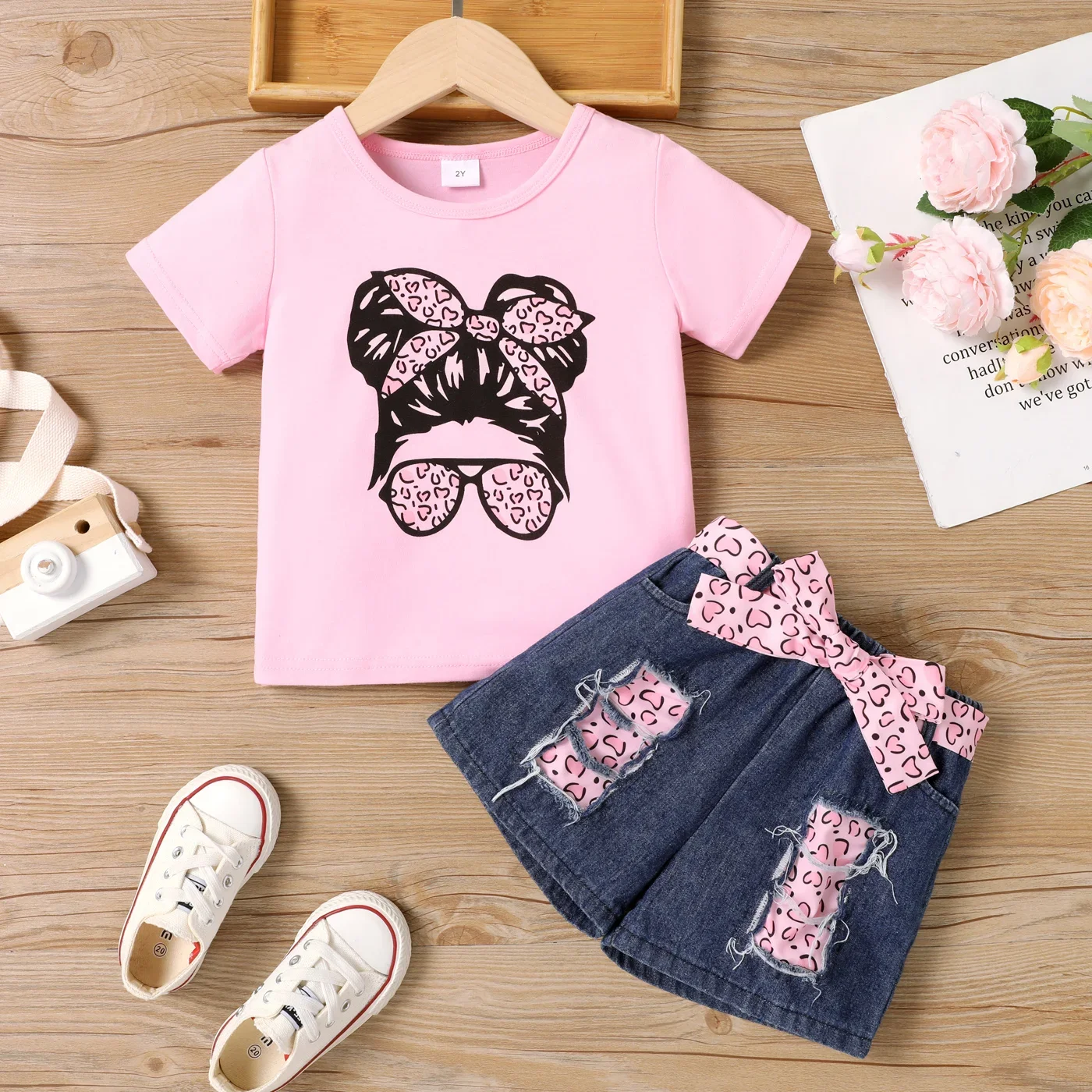 PatPat 2Pcs Toddler Girl Trendy Leopard & Figure Print Short-sleeve Tee and Ripped Belted Denim Shorts Set Positioning print