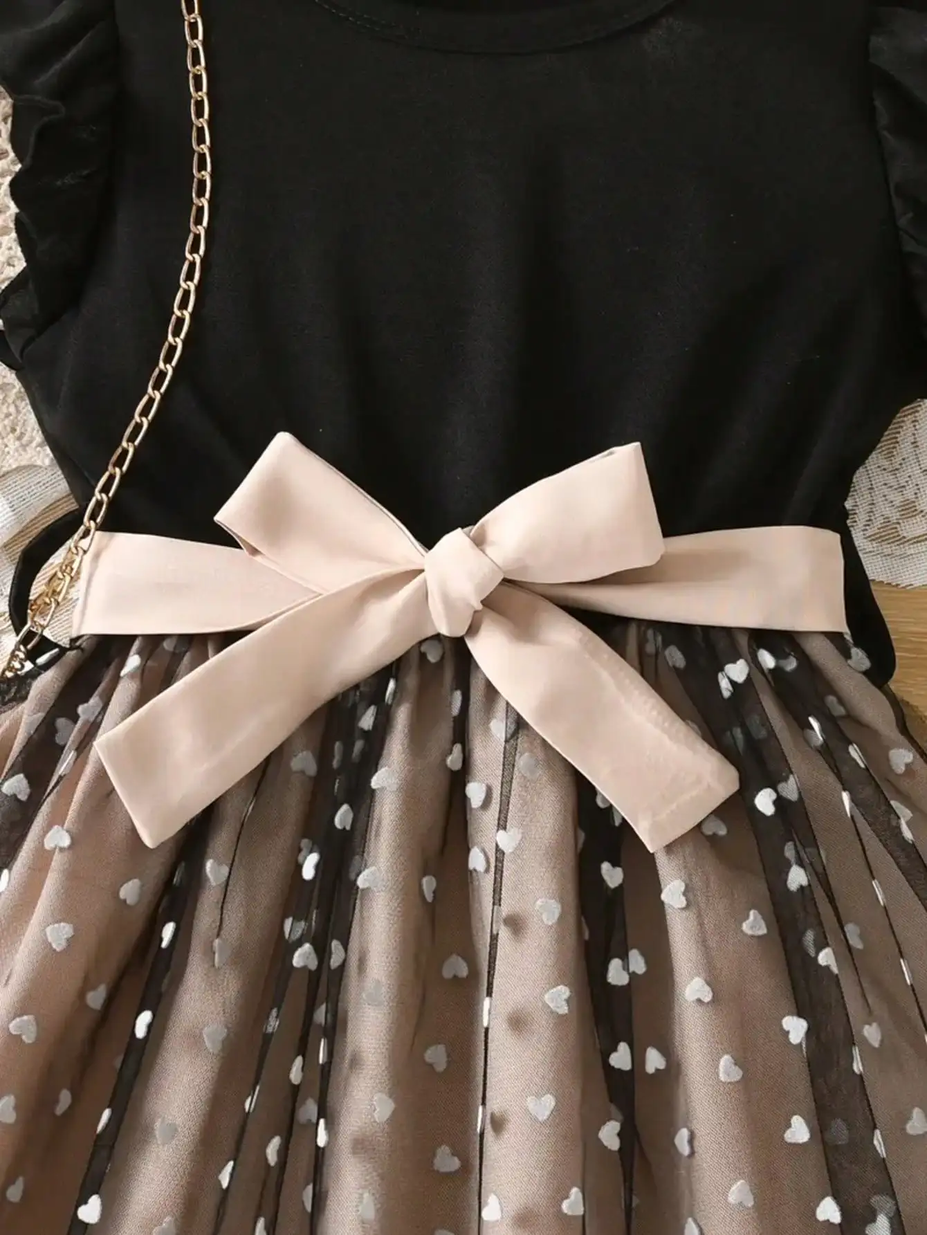 Kinder-Prinzessinnenkleid Lässiges Elegantes Sommer-Kurzarmkleid mit Rüschen Herzförmigem Netzgürtel und Schleife an der Taille – Detail 7
