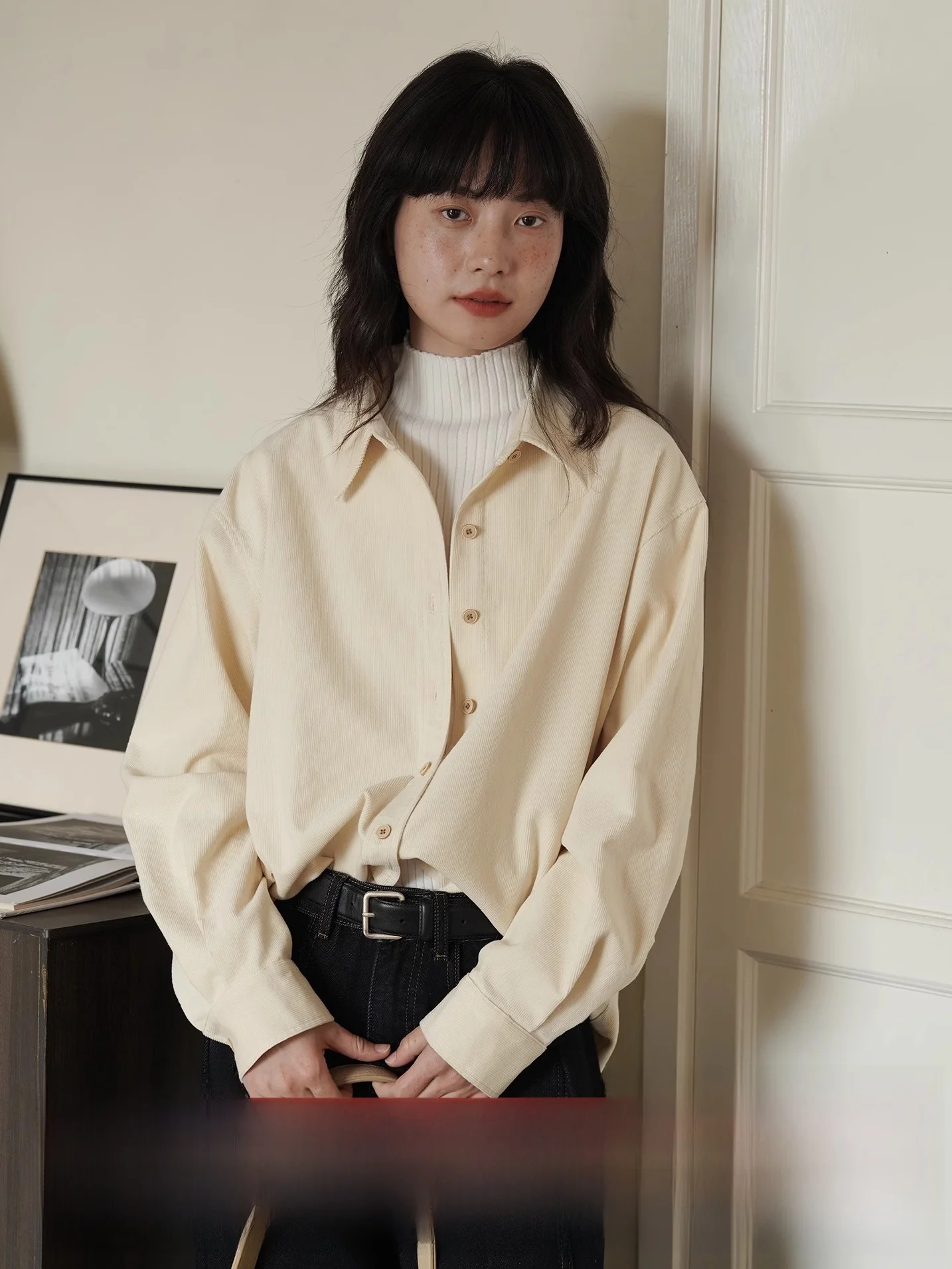 

EIGHTHMONTH Осень-зима Свободный крой Velvet irt Женская модная темно-коричневая верхняя одежда Длинный свек на пуговицах из смеси хлопка