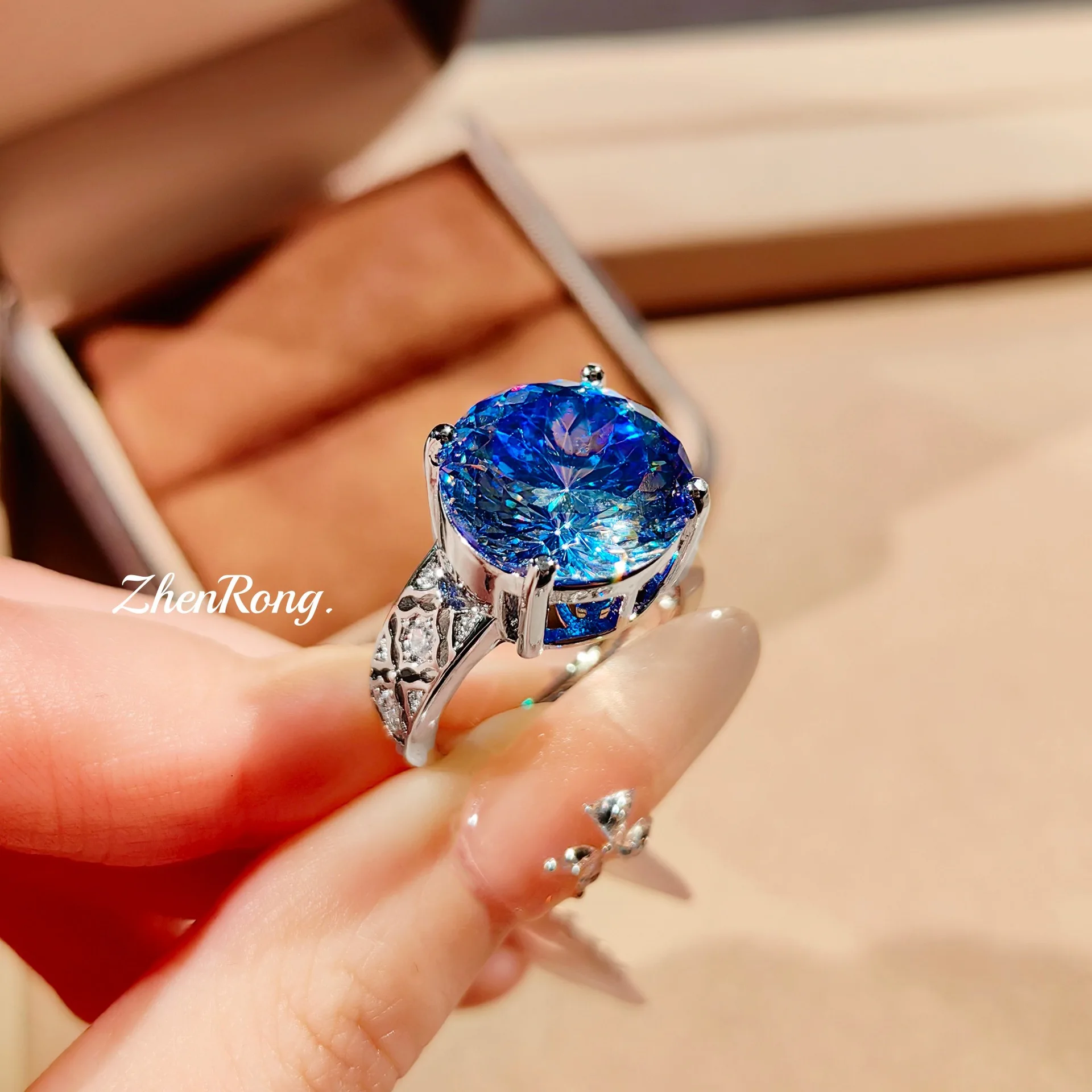 Modischer Schmuck: Wunderschöner Zirkonia-Anhänger mit Paraiaba-Schliff, Ohrringe mit Rosenschliff-Diamanten, königsblauer Ring – Damen-Hochzeits – Detail 6