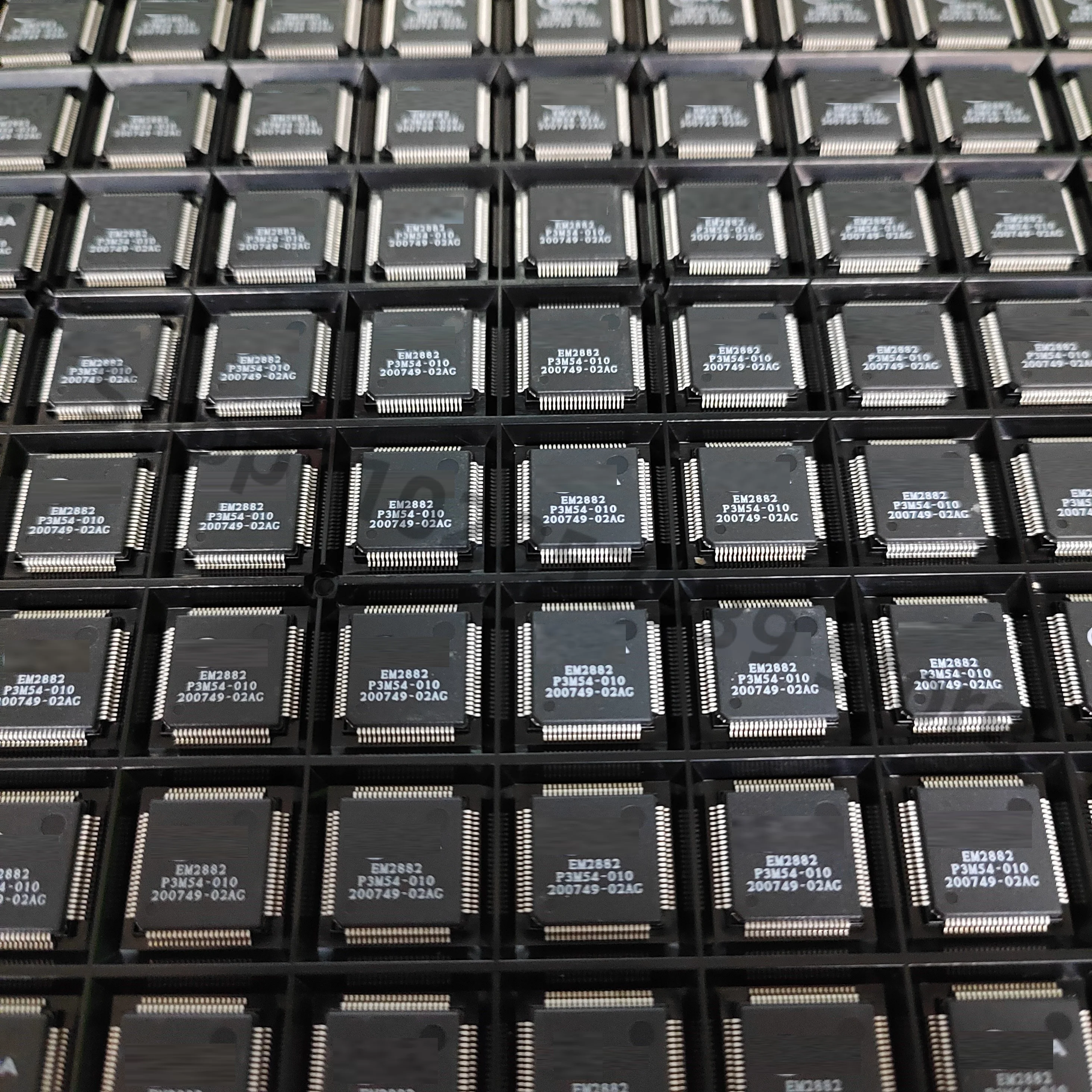 

EM2882-02AG EM2882 QFP Оригинальное место 5 шт./лот