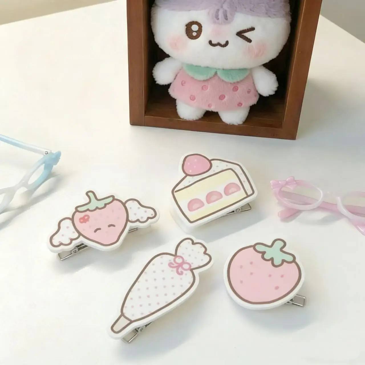 INS Erdbeer-Kuchen-Haarspangen-Set für Frauen, Niedliche Cartoon-Acryl-Haarklammern mit Rosa und Weißem Design, Haarschmuck