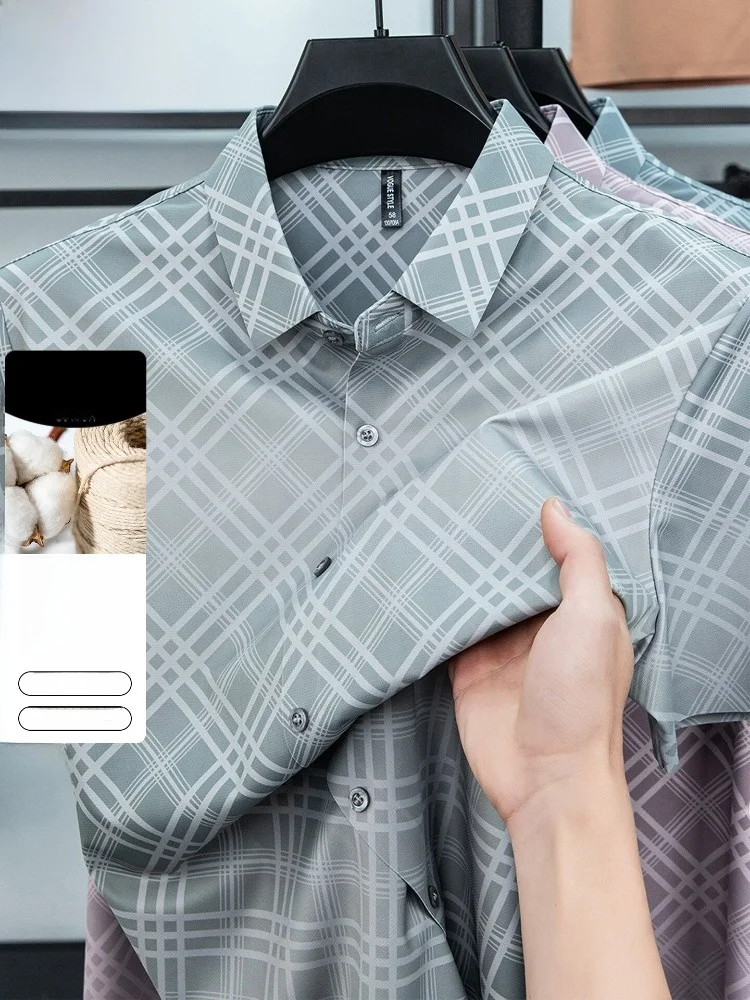 Csa Casual de Seda Xadrez de Manga Curta TUCANO Nova Coleção Verão Masculina Estilo Urbano Moderno Caimento Padrão com Bot...