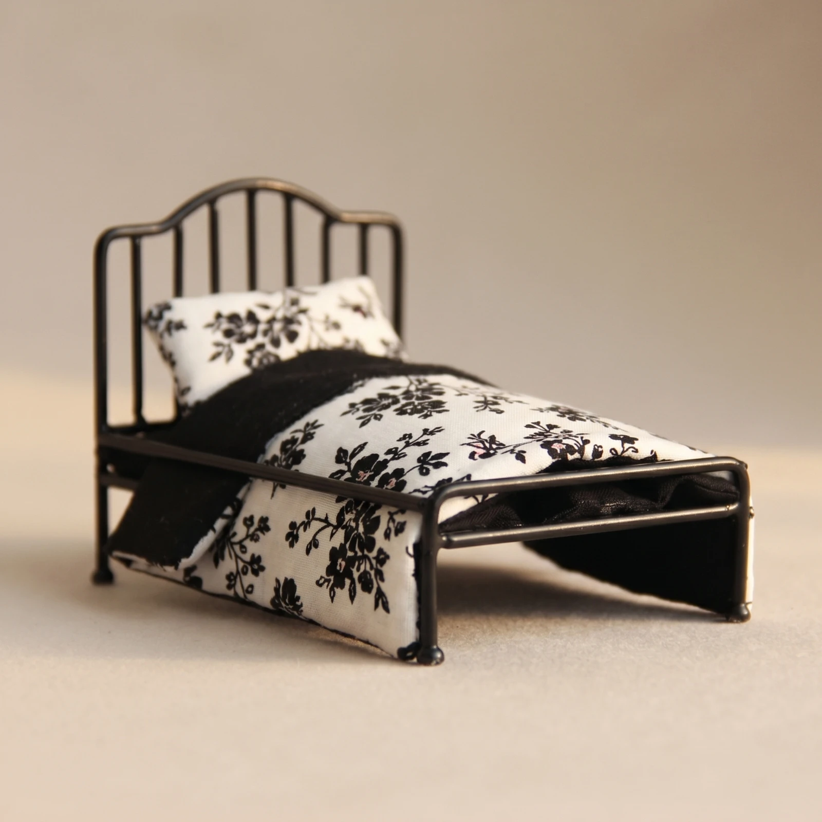 Miniature Metal Bed Realistic Dollhouse Metal Bed Furniture Sturdy Decorative for Collectors, Display Scenes