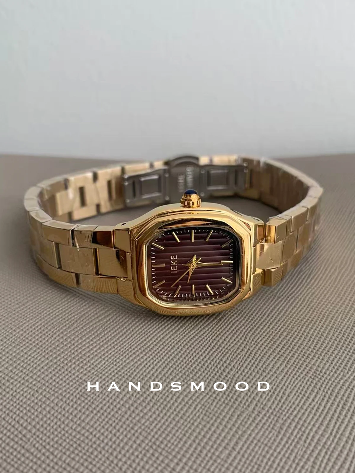 ساعة نسائية مربعة باللونين الذهبي والبني للخريف والشتاء عصرية ومتطورة كاجوال ومتعددة الاستخدامات، ساعة يد نسائية أنيقة.