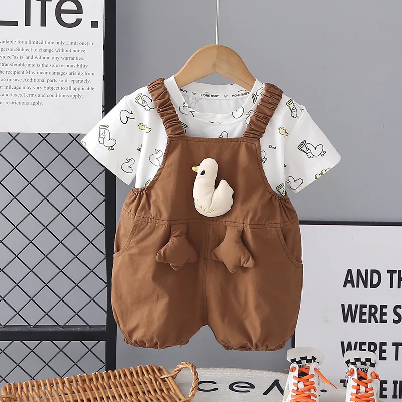 

Комплект для мальчиков и девочек 1-5 лет: футболка с коротким рукавом и шорты-комбинезон с принтом утки, белый, летний, новинка 2026 года, комплект из двух предметов