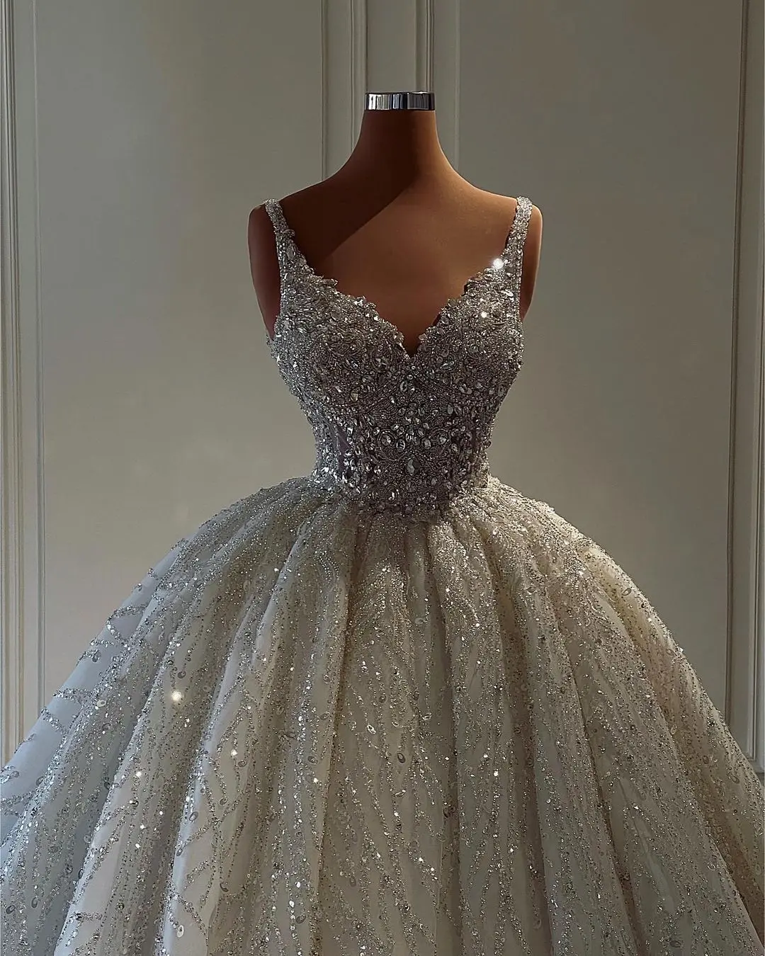 Gorgeous V-Neck Wedding Dress Sequineds Appliques Sparkly Crystals Formal Bridal Gowns Custom Made New Arrival Robe De Mariée