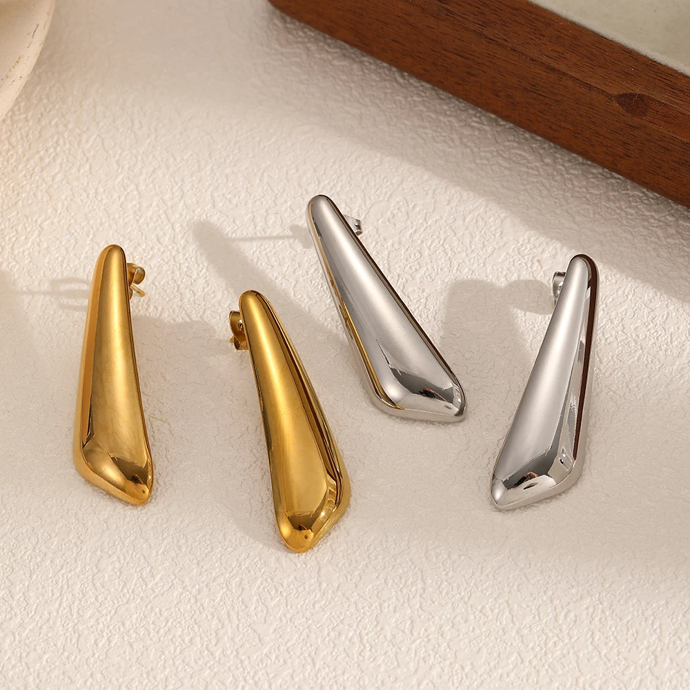 Minimalistische, geometrische, lange Ohrstecker aus Edelstahl für Damen, wasserfest, als Schmuck für den täglichen Gebrauch. – Detail 3