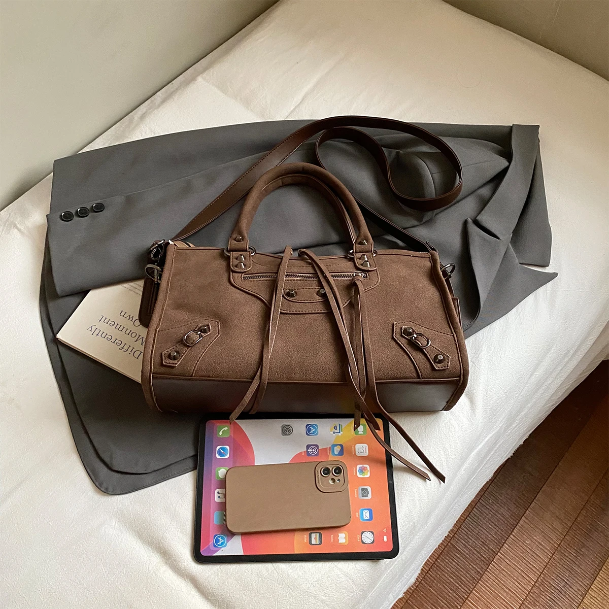 حقيبة كتف نسائية فاخرة مرصعة بحبل مبطن خفيفة الوزن بسعة كبيرة وسحاب وحزام قابل للتعديل ومقابض مزدوجة للسفر والأعمال