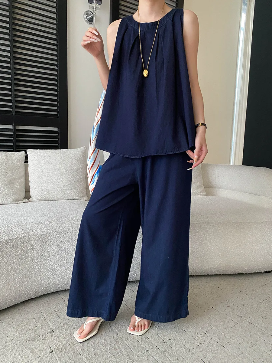 Sommerliches Damen-Set im französischen Retro-Stil: ärmellose Jeansweste mit Rundhalsausschnitt und lässige Hose in unifarbenem Design. – Detail 10