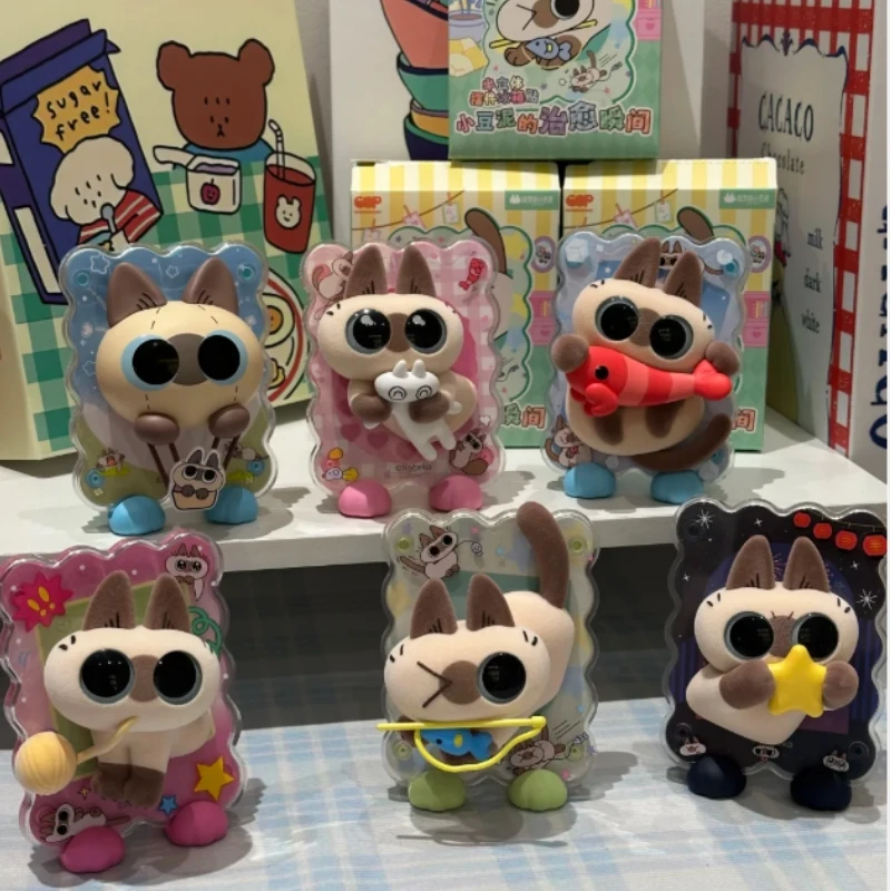 

В наличии сиамский кот, красная фасоль, лапша, серия «Повседневная жизнь», слепая коробка, флокированная фигурка дисплея, третья волна, модные игрушки, подарок на день рождения