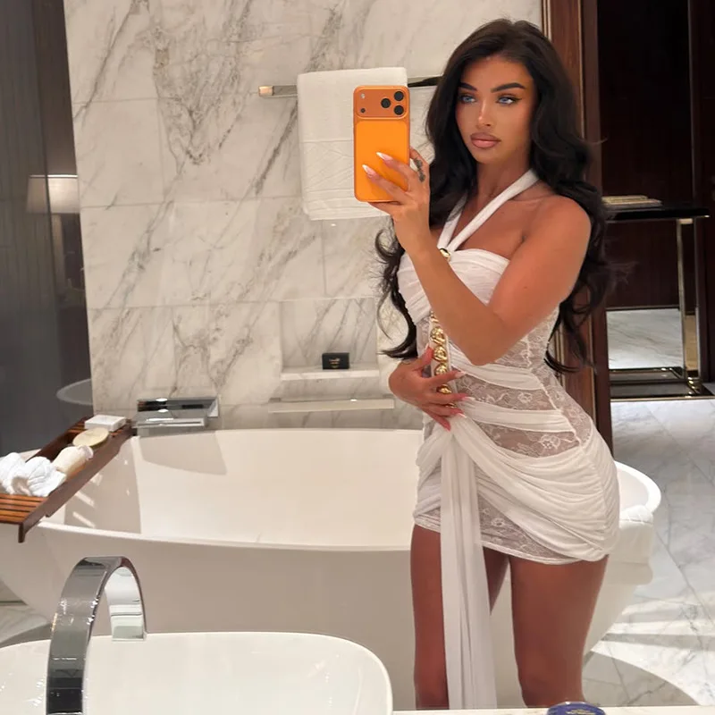 Robe Courte Blanche en Dentelle Transparente Halter pour Femme Élégante 2026 – Boutons Dorés, Ceinture Drapée, Dos Nu, Idéale Soirées et Clubs