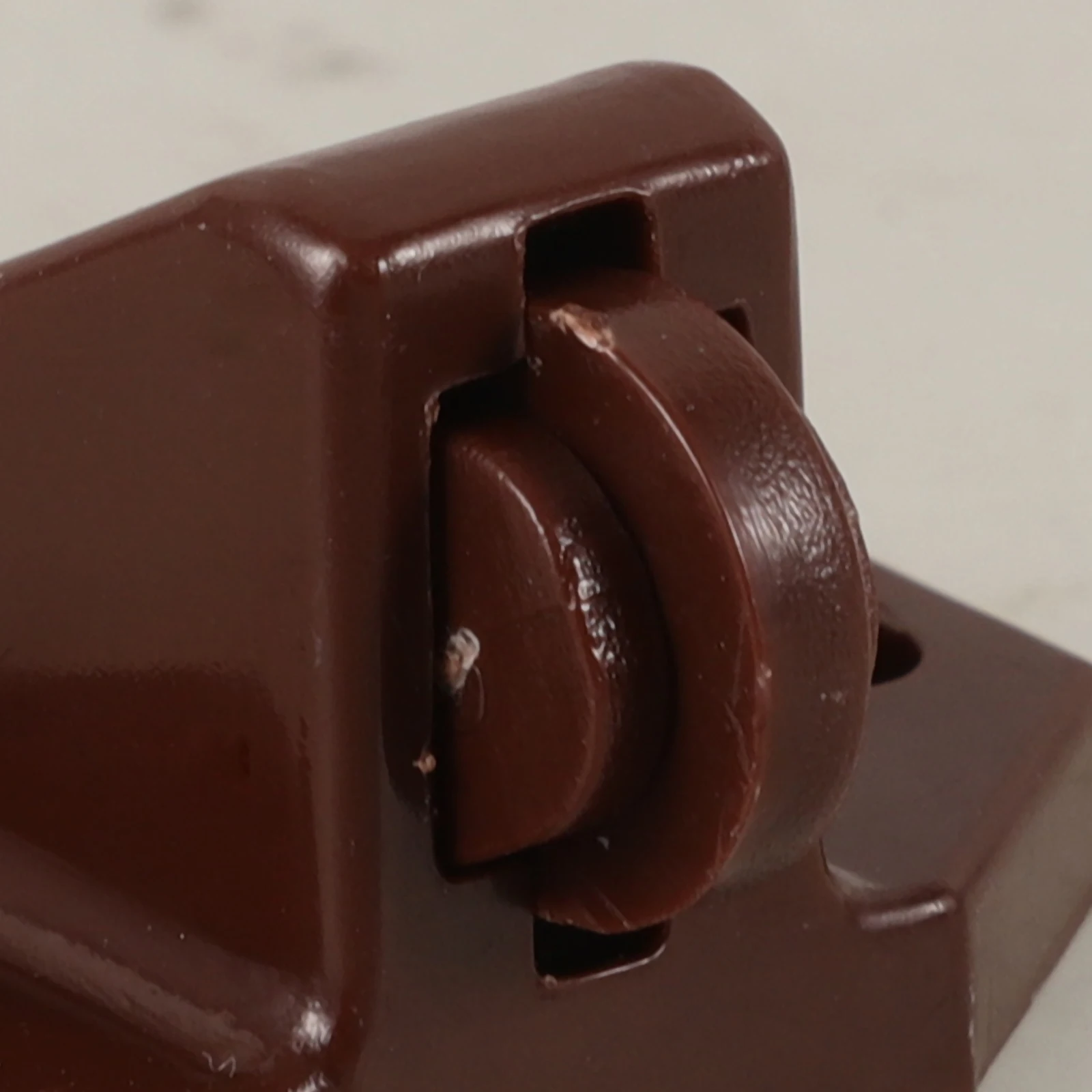 20 szt. Zatrzaski rolkowe kulkowe, plastikowe zatrzaski do szafek, trwałe i proste w montażu, małe, klasyczne kolory, do drzwi szafek i szaf.