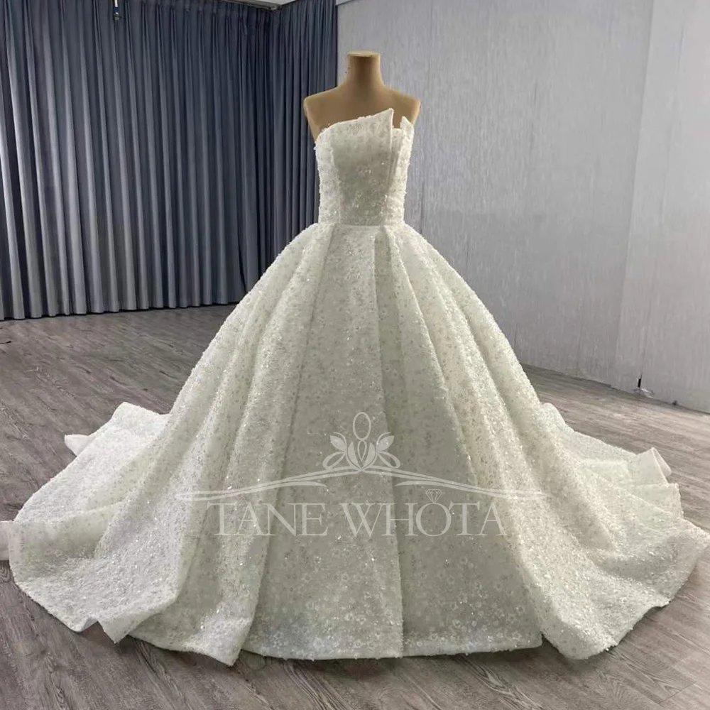 맞춤형 스트랩리스 민소매 웨딩 드레스 레이스업 백 스팽글 비딩 브라우트클라이더