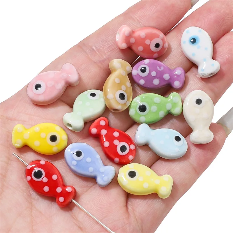 DW10 10 piezas 10x20mm Cuentas de cerámica espaciadoras hechas a mano con forma de pez pequeño, estilo minimalista de dibujos animados, para decoración de pulseras y creación de joyas
