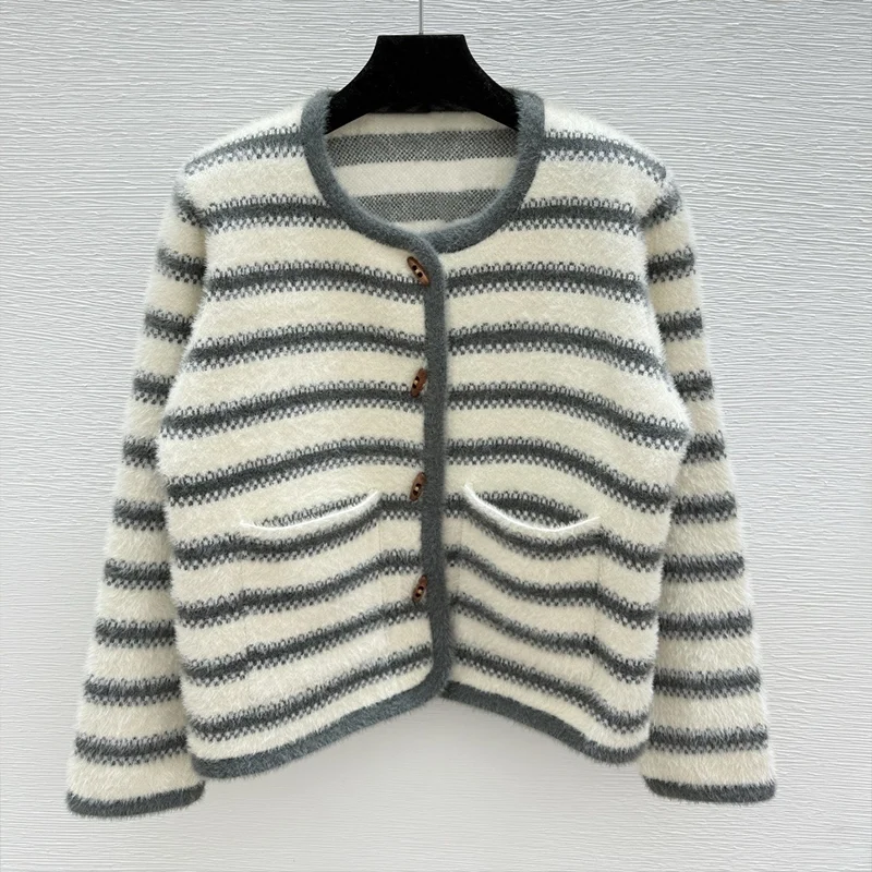 

Высококачественный женский текстурированный кардиган в полоску с вышитым логотипом, круглым вырезом и свитером на одной пуговице 25100478