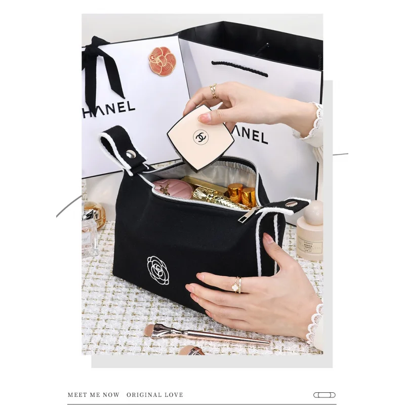 Portable fashion-Camellia premium makeup bag, efficiently organize your daily essentials 。