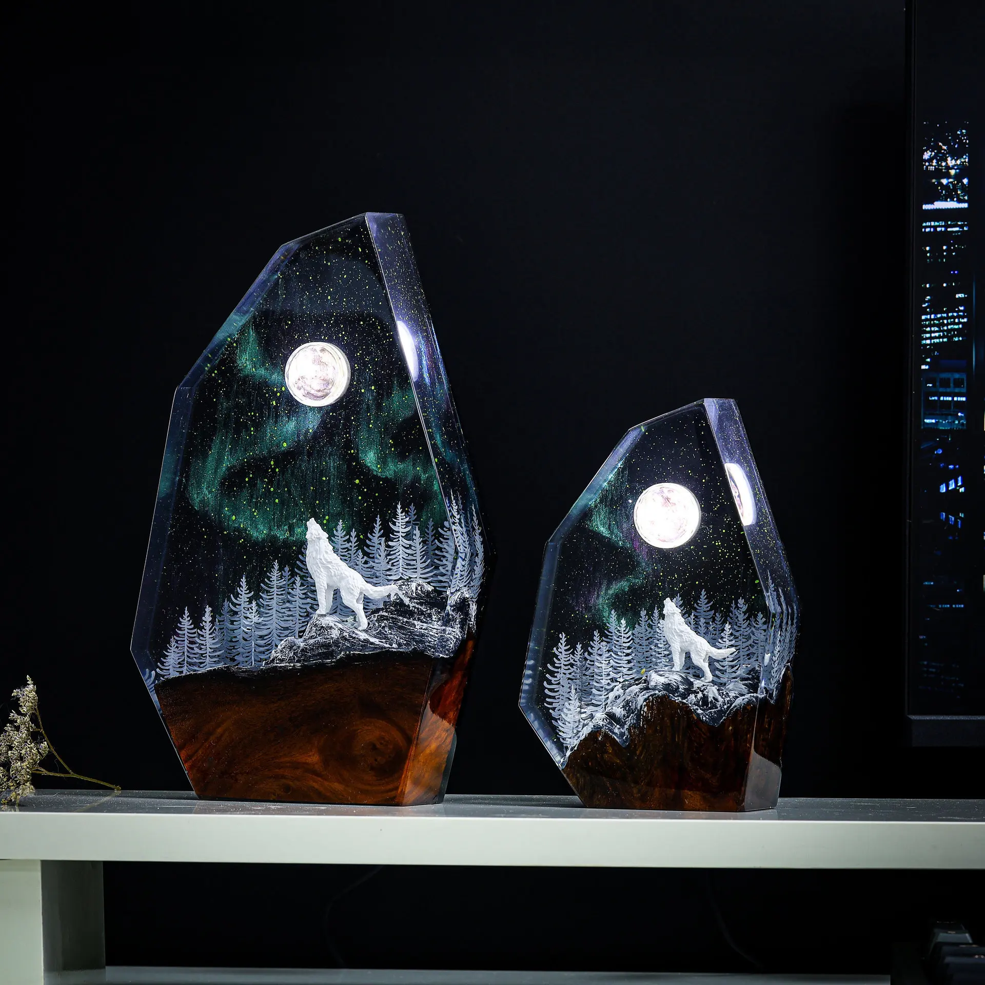 

Arctic Light Snow Wolf Emitting Epoxy Resin Lamp Wooden Creative Home Decoration Artwork Unique Gift