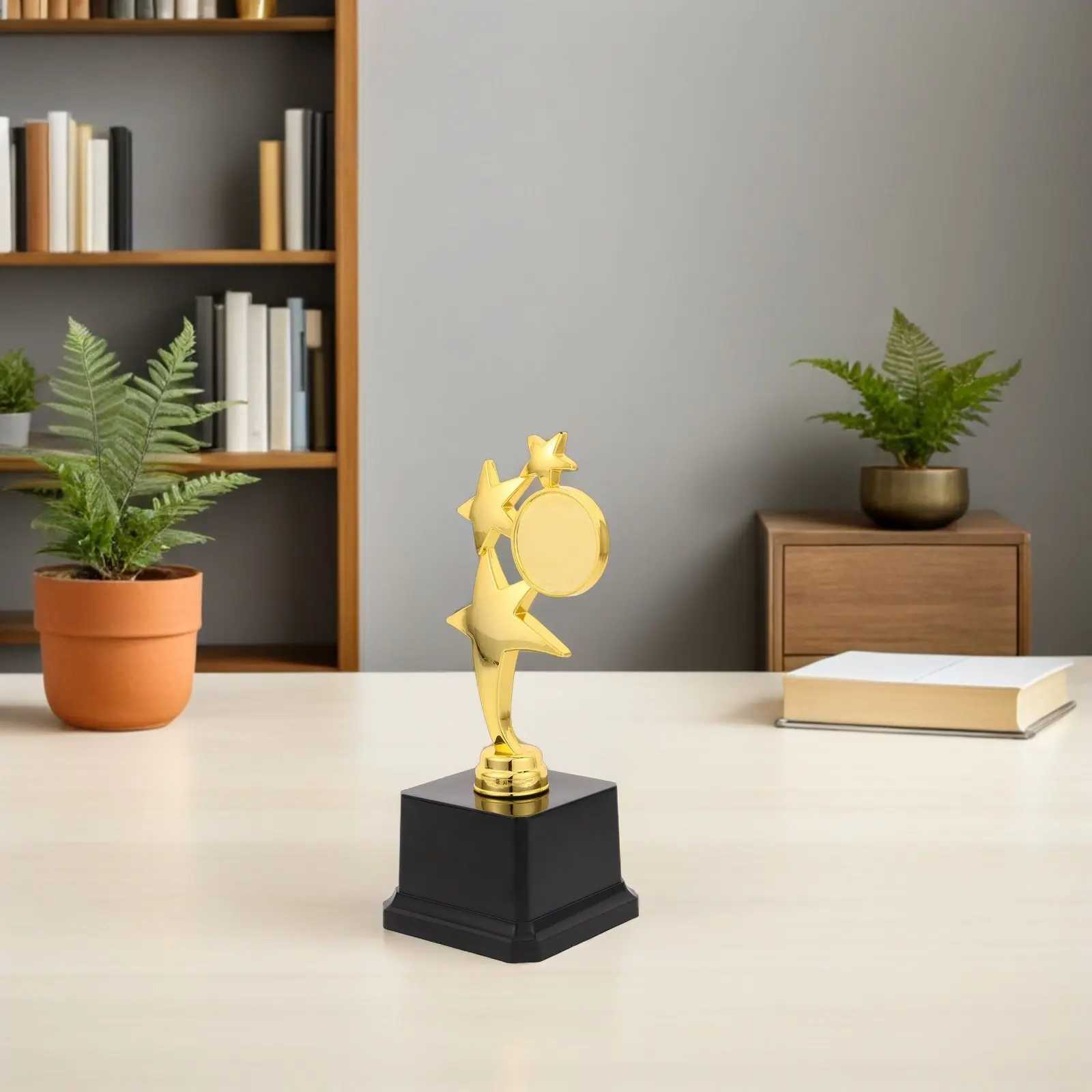 

Золотой пластиковый кубок-награда Star Trophy для победителей танцевальных, вокальных, ораторских и спортивных соревнований, школьных наград и праздничных мероприятий