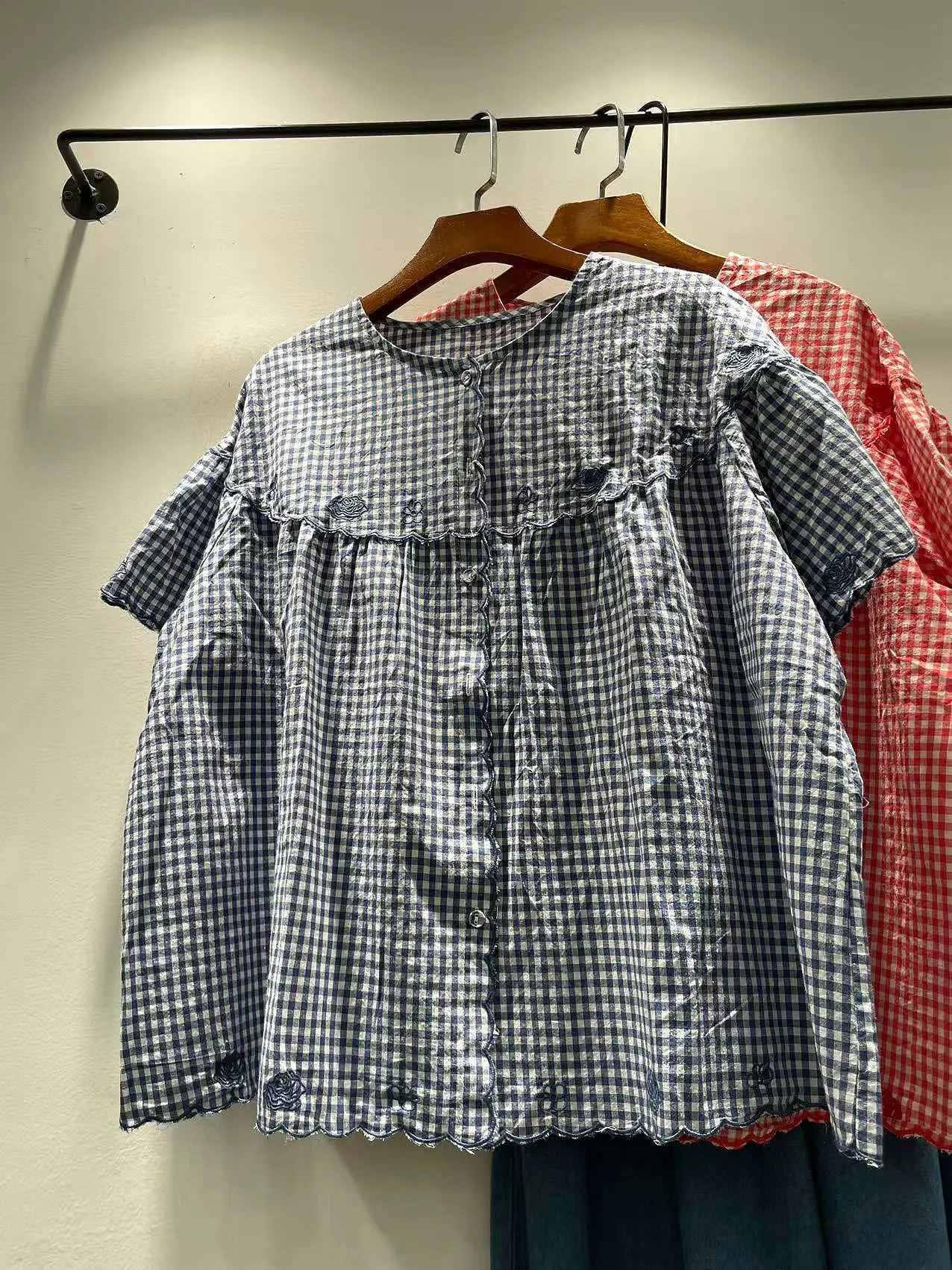 

Summer 2025 Women's Loose Cotton irt Sweet Sle ort Sve Embroidered Floral Plaid Women's Faion irt Casual Blouse