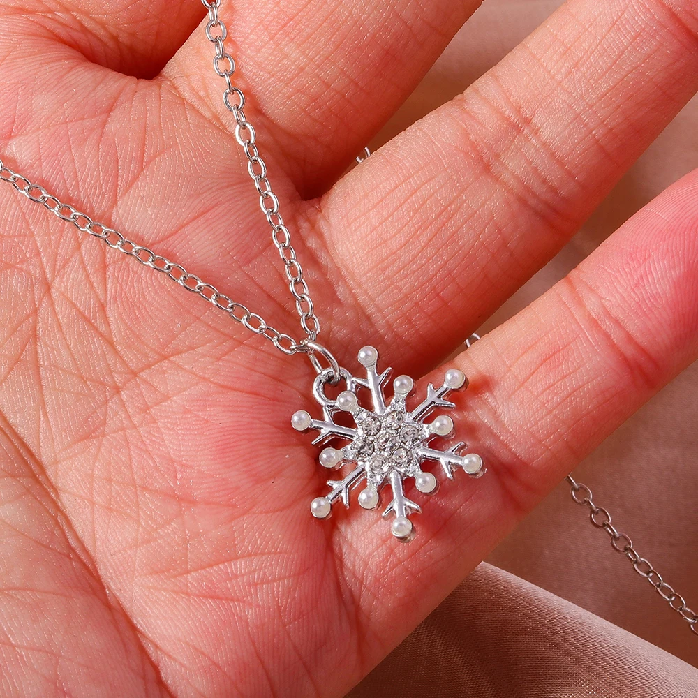 

Aihua Simple Crystal Snowflake Charm Necklace Delicate Clavicle Chain Necklace For Women Fashion Jewelry