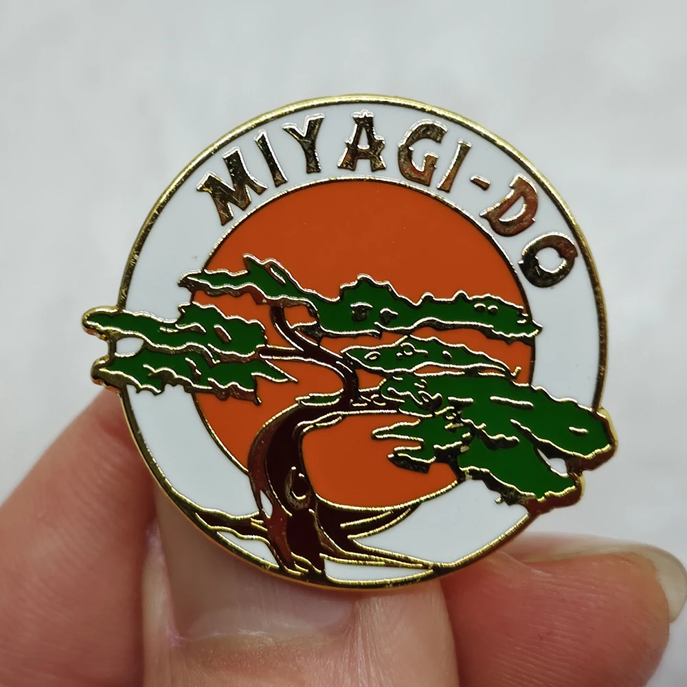 Broche de esmalte Cobra Kai Snake de Karate, insignia decorativa para ropa con temática de anime, broche para disfraz de terror de Halloween