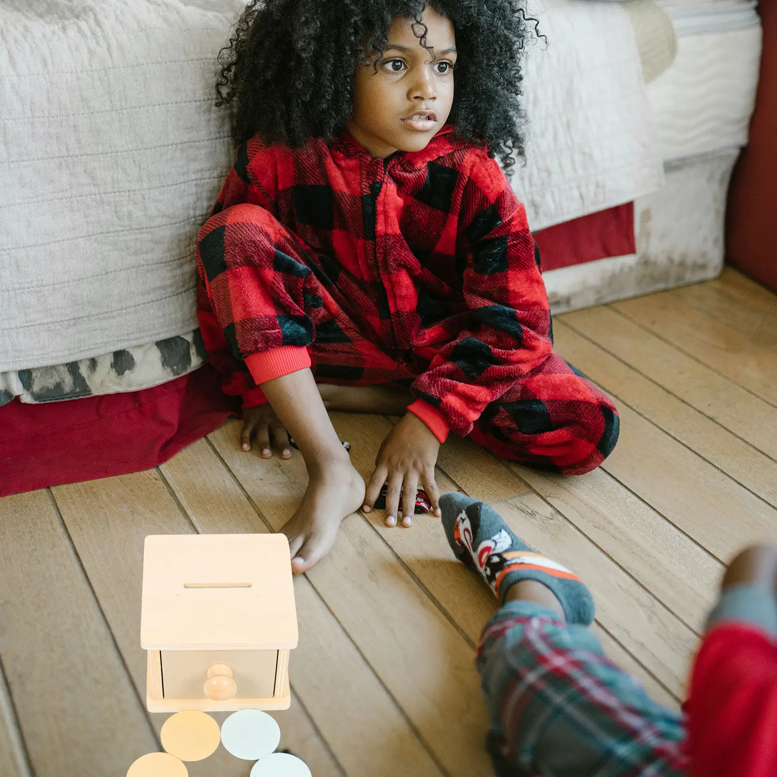 

Деревянная коробка Монтессори для монет: развивающая игрушка для детей, сенсорное и моторное обучение, развитие когнитивных навыков дошкольников